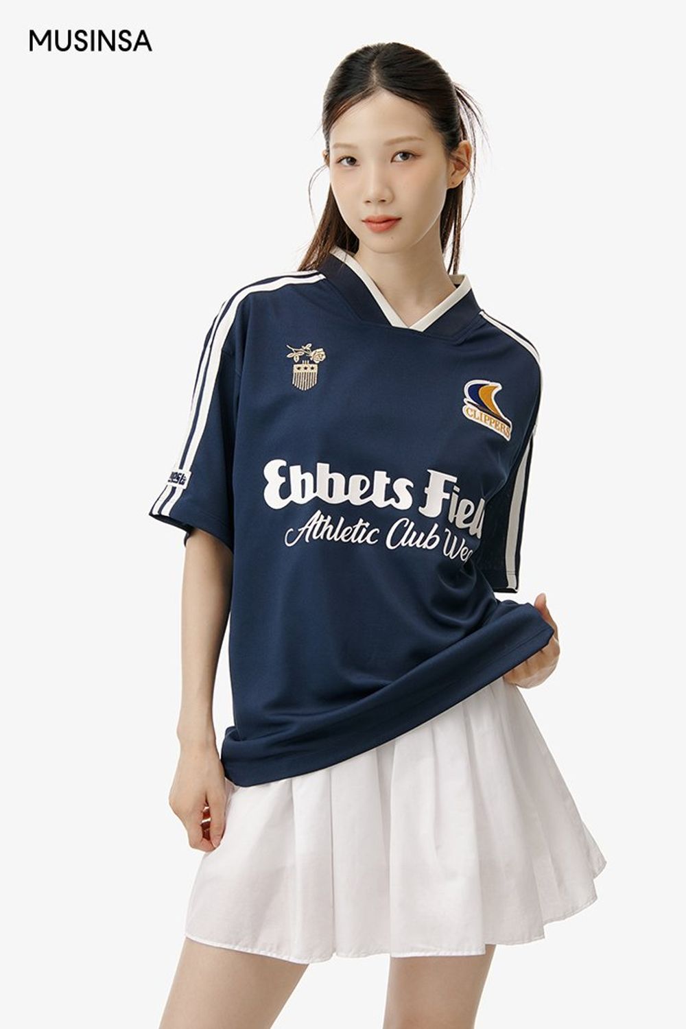 브이넥 티셔츠에 플레어 원피스를 레이어드하고 레디 백으로 마무리한 걸리시 룩 #레터링 #로고플레이 #레이어드룩 #여행 #키높이 #여름 #걸리시 #레그워머 #여행가방 #공항패션 #바캉스 #플레어 #에디터_이소영