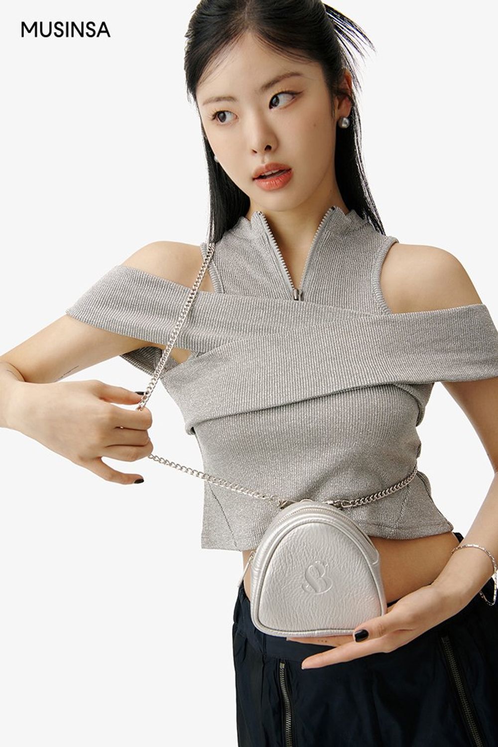컷아웃 디테일이 돋보이는 탑에 버뮤다팬츠를 매치한 캐주얼 룩 #유니크 #와이드핏 #메탈릭 #체인 #컷아웃 #카고 #크롭 #글리터 #여름 #캐주얼 #투웨이팬츠 #에디터_최고은