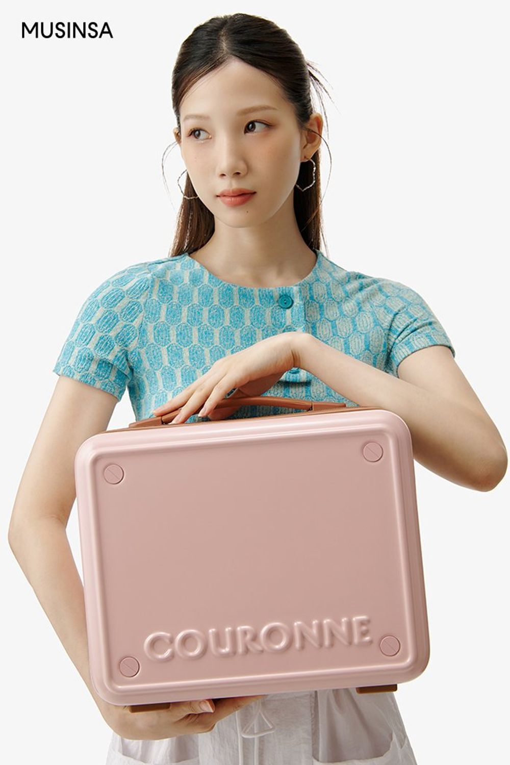 크롭 티셔츠에 카고 팬츠를 매치하고 레디 백을 들어 마무리한 캐주얼 룩 #화사한 #와이드핏 #컬러포인트 #컬러블록 #여행 #카고 #여름 #캐주얼 #여행가방 #공항패션 #바캉스 #에디터_이소영
