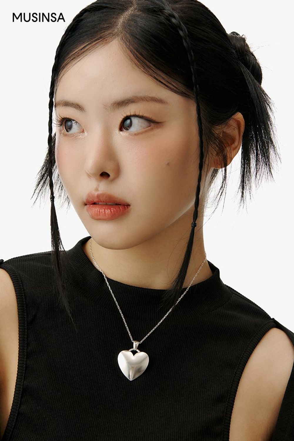 블랙 컬러 아이템으로 완성한 코디네이션 #올블랙 #셔링 #레이스 #체인 #컷아웃 #여름 #걸리시 #언발란스 #에디터_최고은 #발레코어