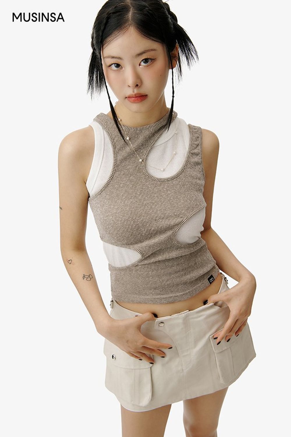 슬리브리스 레이어드 연출에 미니스커트를 코디한 걸리시 룩 #톤온톤 #레이어드룩 #폭염 #뉴트럴톤 #컷아웃 #여름 #걸리시 #에디터_최고은
