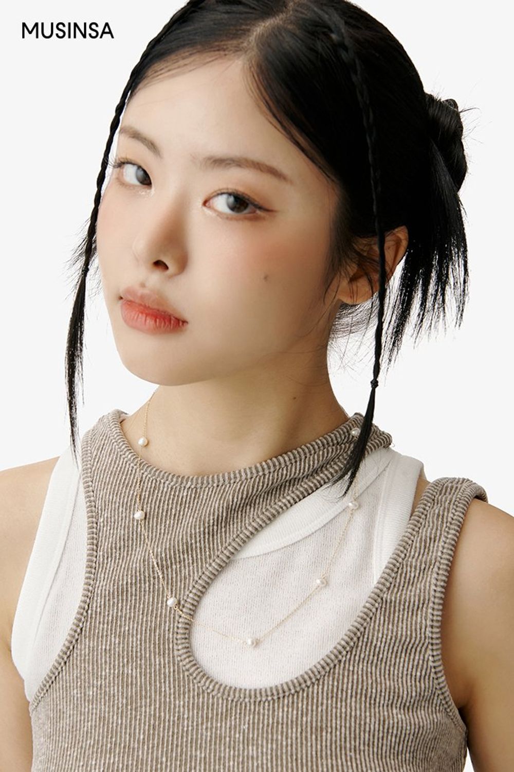 슬리브리스 레이어드 연출에 미니스커트를 코디한 걸리시 룩 #톤온톤 #레이어드룩 #폭염 #뉴트럴톤 #컷아웃 #여름 #걸리시 #에디터_최고은
