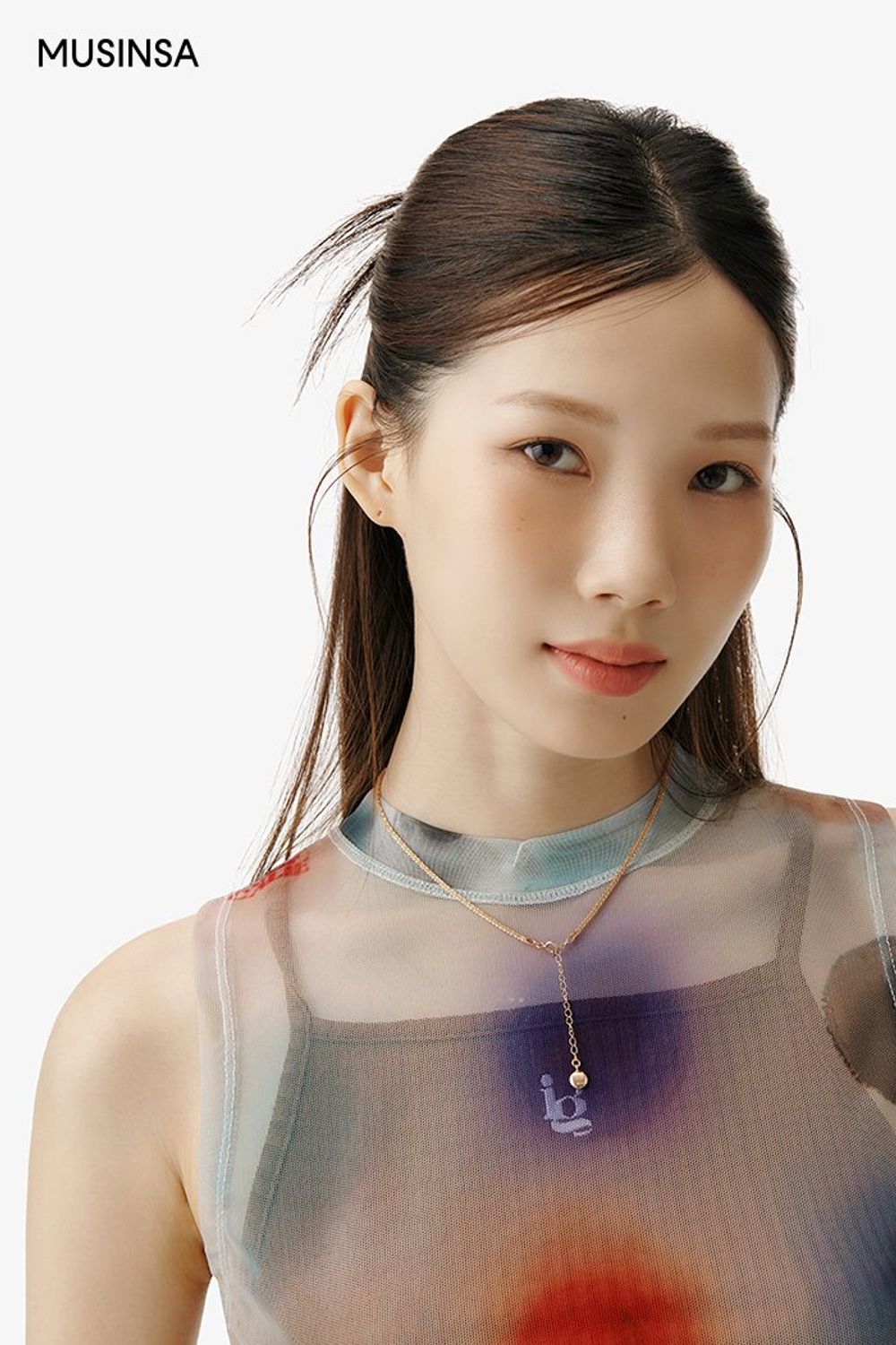 민소매 티셔츠에 메시 소재 원피스를 레이어드하고 데님 팬츠를 매치한 로맨틱 룩 #부츠컷 #컬러포인트 #레이어드룩 #시스루 #메쉬 #여행 #크롭 #여름 #로맨틱 #여행가방 #공항패션 #바캉스 #에디터_이소영