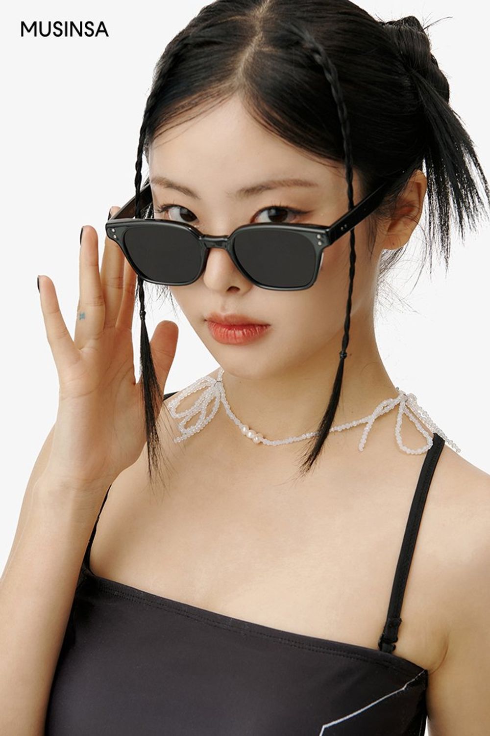 프린팅 수영복에 워싱 팬츠를 조합해 완성한 코디네이션 #유니크 #모노톤 #와이드핏 #워싱 #절개 #여름 #시크 #프린팅 #비치웨어 #에디터_최고은
