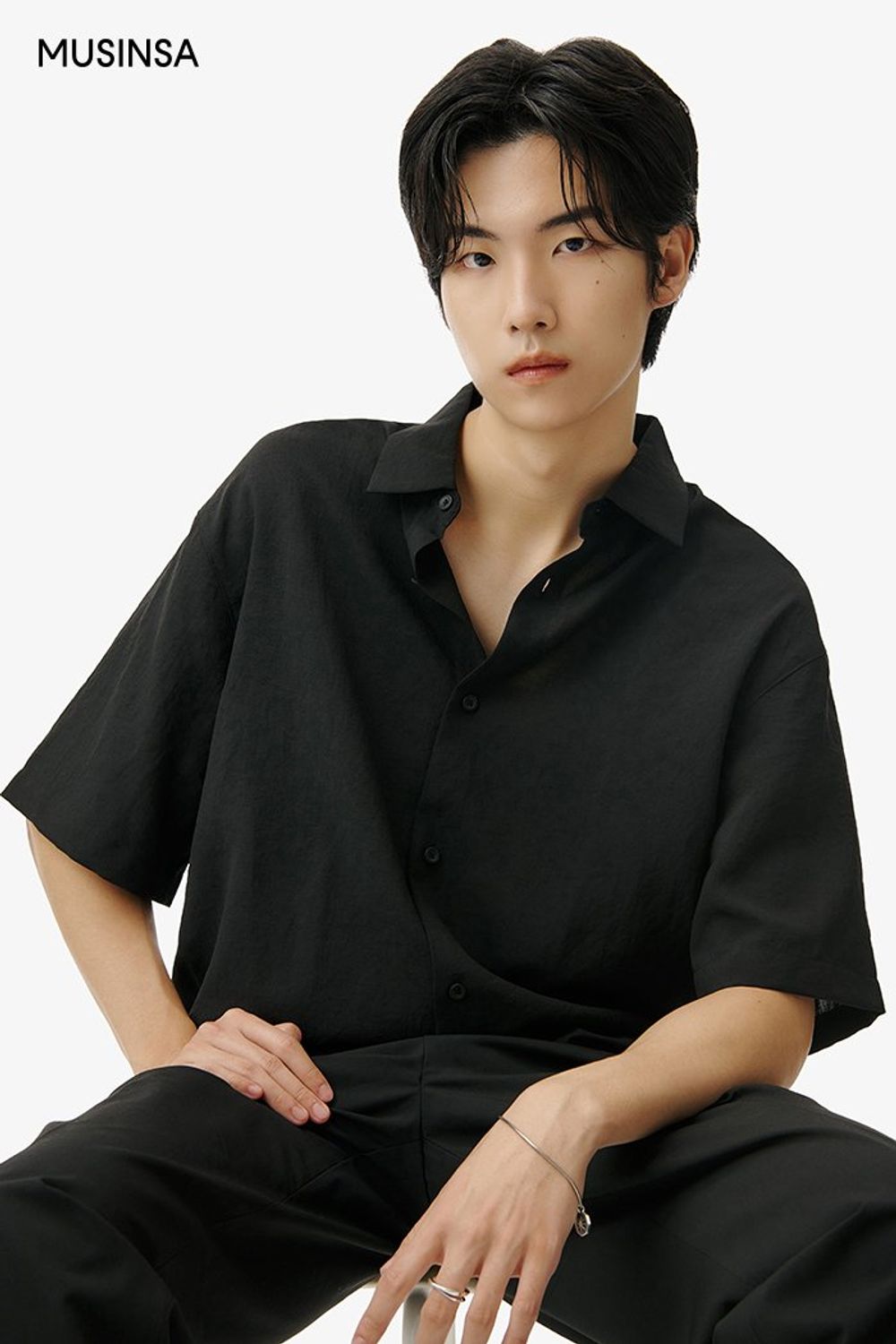 블랙 컬러 반소매 셔츠에 슬랙스 팬츠를 매치하고 토트백과 블로퍼로 마무리한 댄디 룩 #미니멀 #루즈핏 #올블랙 #린넨 #출근룩 #여름 #댄디 #에디터_이윤화