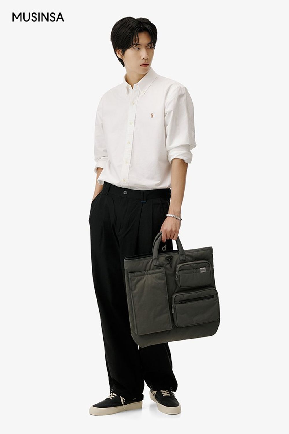 베이식한 디자인의 옥스퍼드 셔츠에 코튼 팬츠를 매치한 댄디 룩 #단정한 #심볼 #벌룬핏 #출근룩 #핀턱 #여름 #댄디 #옥스포드셔츠 #에디터_이윤화