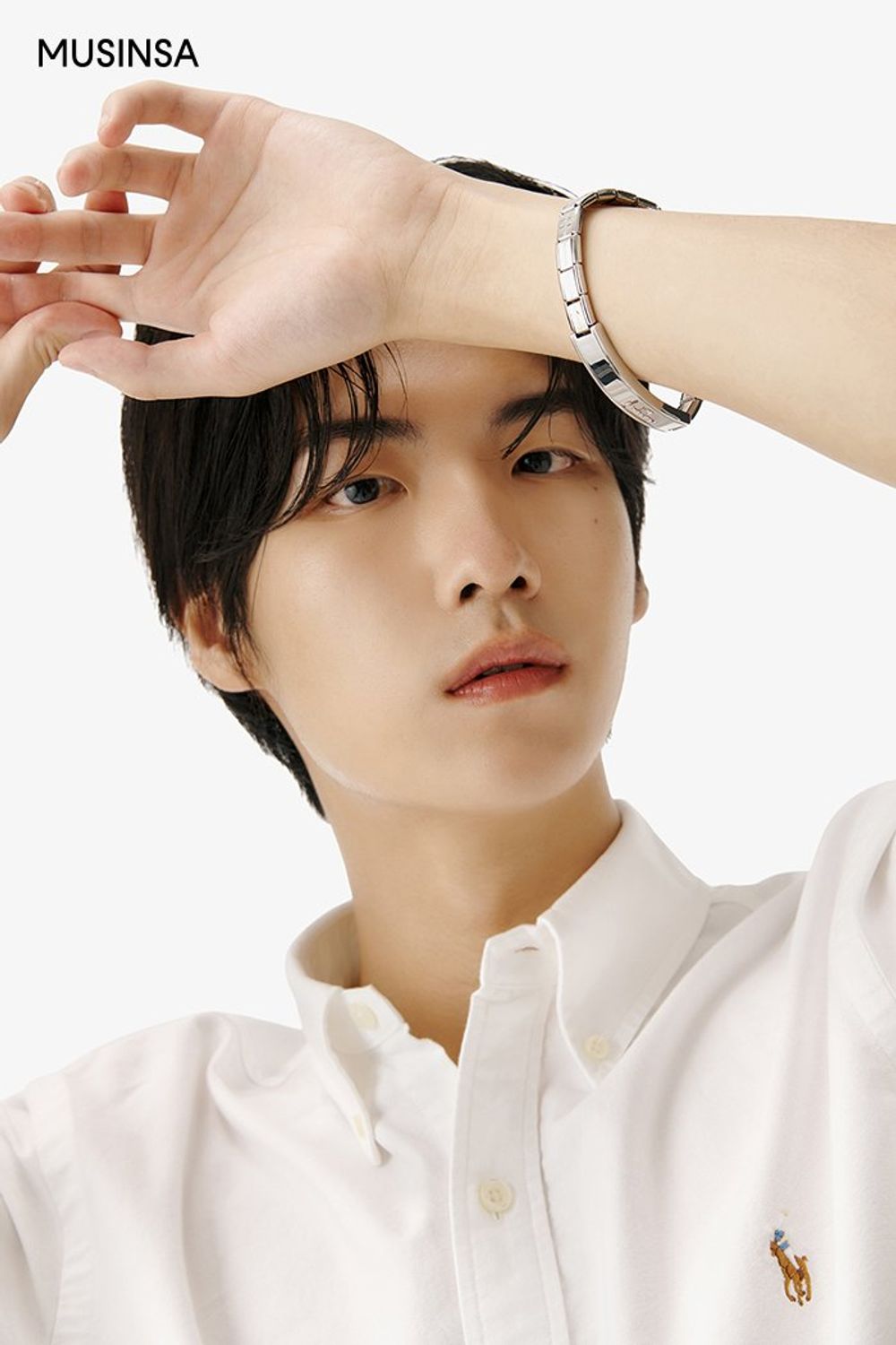 베이식한 디자인의 옥스퍼드 셔츠에 코튼 팬츠를 매치한 댄디 룩 #단정한 #심볼 #벌룬핏 #출근룩 #핀턱 #여름 #댄디 #옥스포드셔츠 #에디터_이윤화