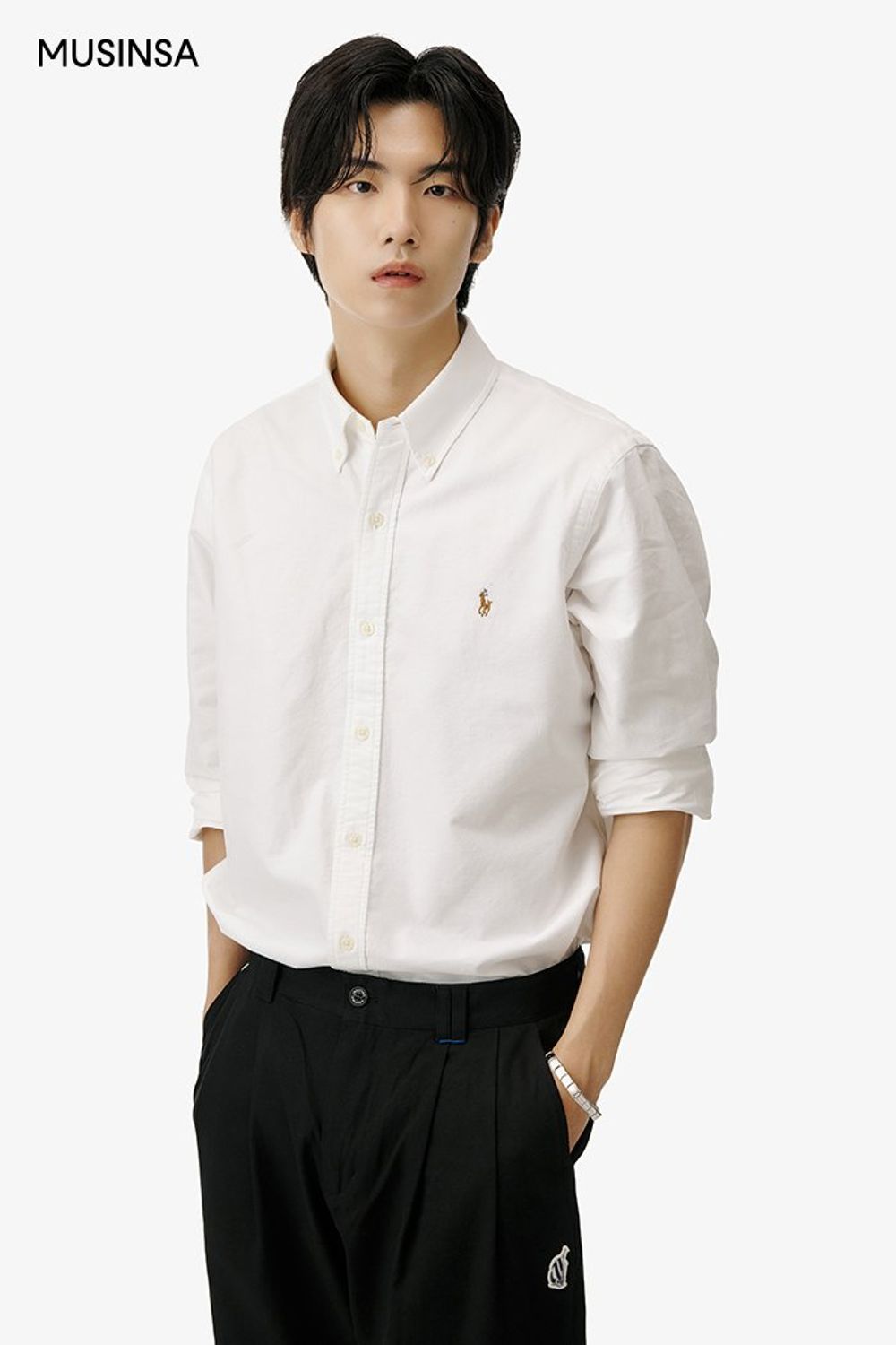 베이식한 디자인의 옥스퍼드 셔츠에 코튼 팬츠를 매치한 댄디 룩 #단정한 #심볼 #벌룬핏 #출근룩 #핀턱 #여름 #댄디 #옥스포드셔츠 #에디터_이윤화