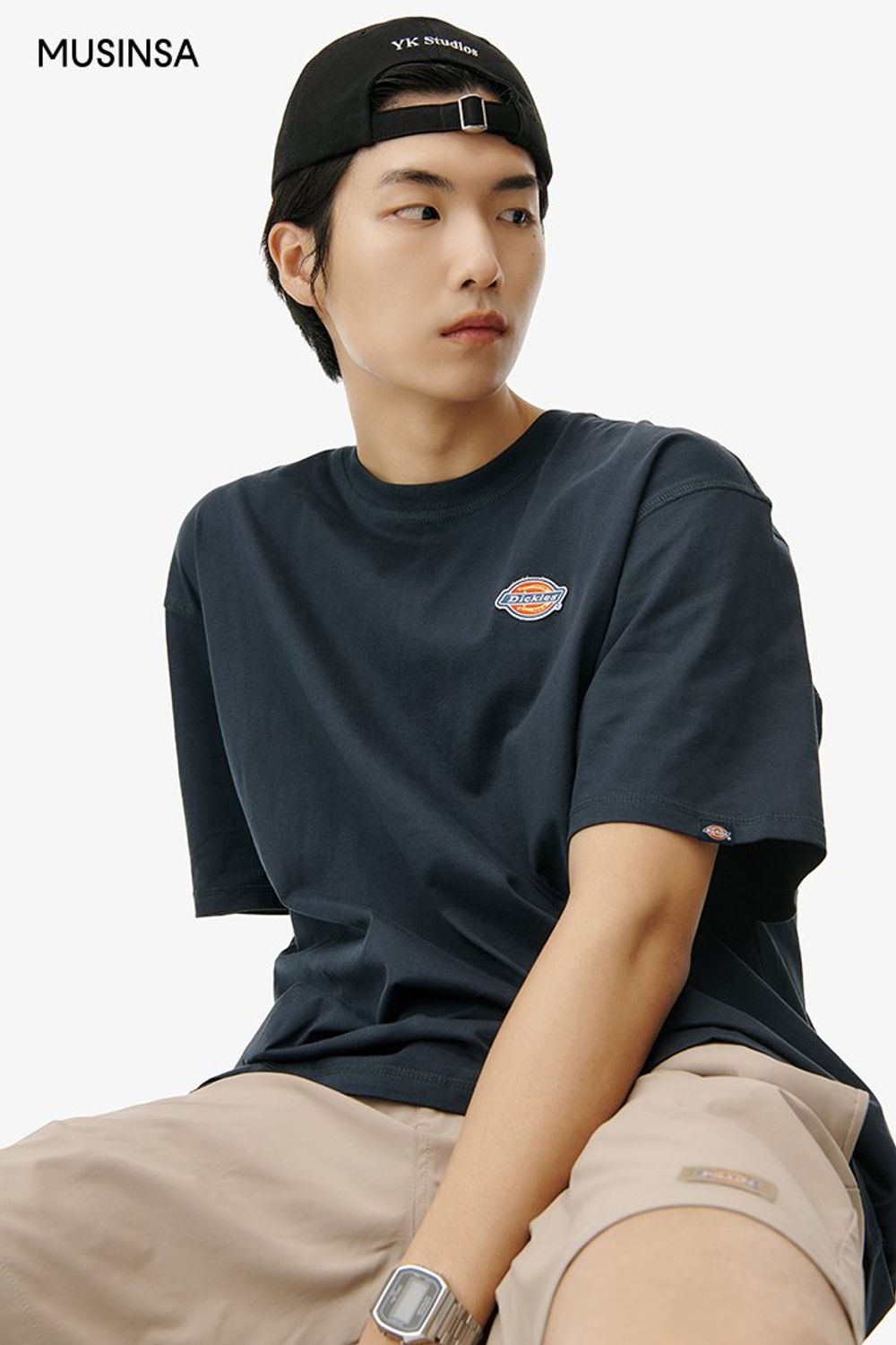 로고 플레이가 돋보이는 반소매 티셔츠에 베이식한 숏 팬츠를 더해 캐주얼하게 완성한 스타일링 #로고플레이 #꾸안꾸 #캠퍼스 #보더룩 #영캐주얼 #여름 #캐주얼 #로고볼캡 #에디터_이윤화
