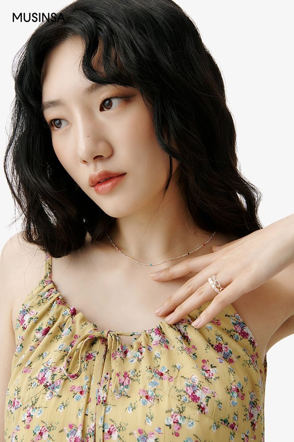 플라워 패턴이 돋보이는 원피스와 샌들로 꾸민 서머 걸리시 룩 #폭염 #무더위 #셔링 #키높이 #여름 #걸리시 #데이트룩 #미니원피스 #플라워패턴 #바캉스 #에디터_이민영