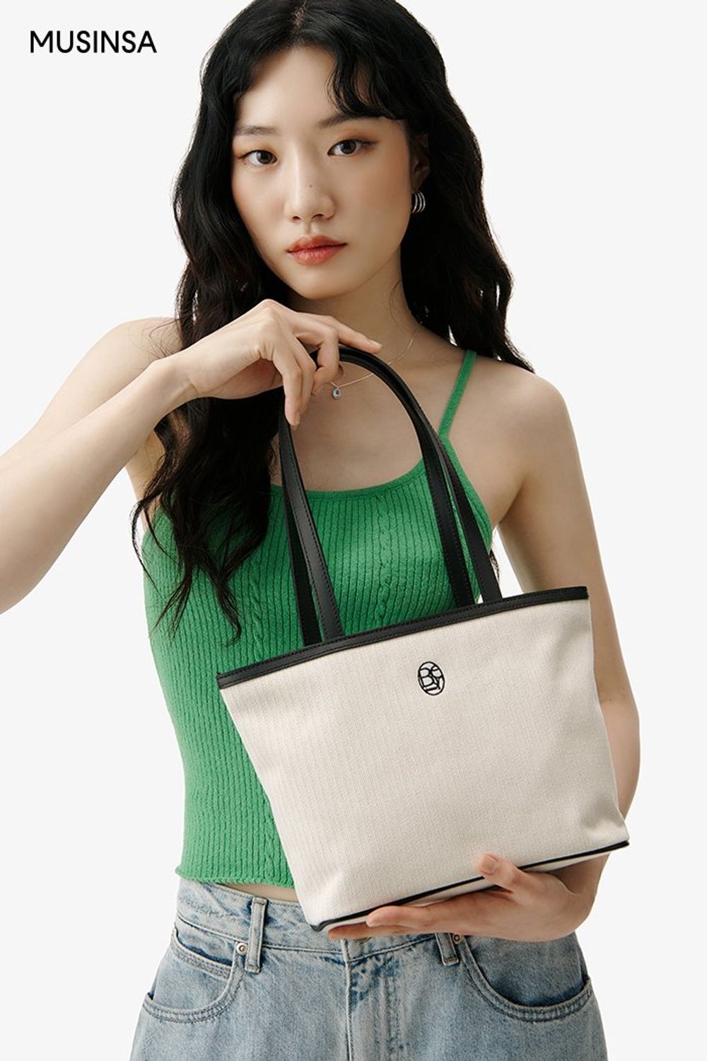 그린 컬러 슬리브리스와 와이드 데님 팬츠로 완성한 로맨틱 룩 #컬러포인트 #와이드핏 #워싱 #여름 #로맨틱 #에디터_이민영