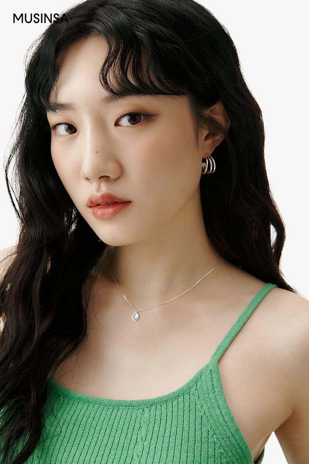 그린 컬러 슬리브리스와 와이드 데님 팬츠로 완성한 로맨틱 룩 #컬러포인트 #와이드핏 #워싱 #여름 #로맨틱 #에디터_이민영