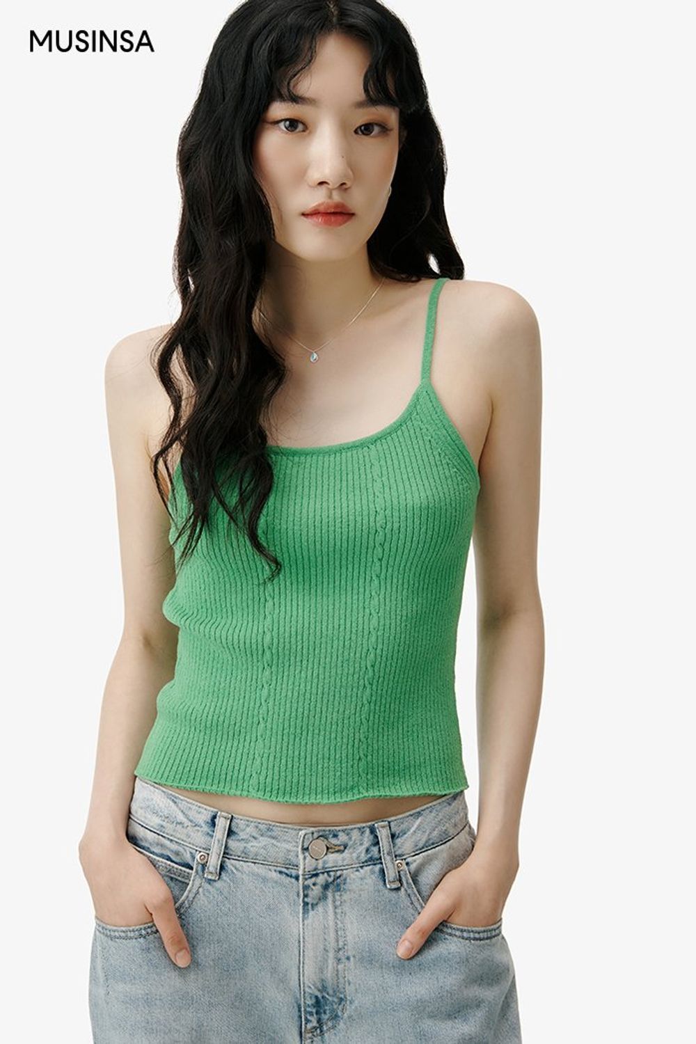 그린 컬러 슬리브리스와 와이드 데님 팬츠로 완성한 로맨틱 룩 #컬러포인트 #와이드핏 #워싱 #여름 #로맨틱 #에디터_이민영