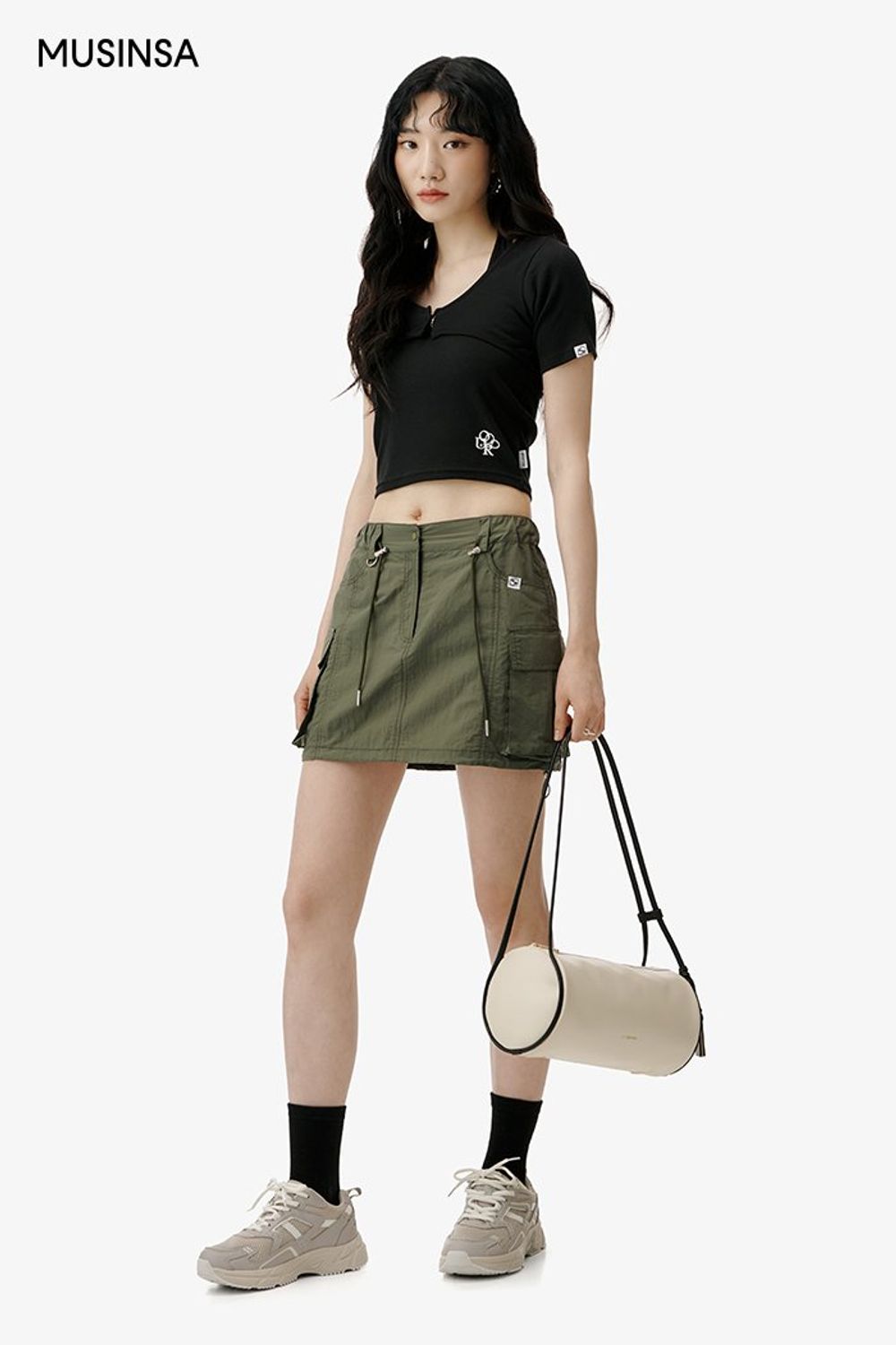 레이어드 디테일의 탑과 카고 스커트의 조합으로 완성한 걸리시 룩 #심볼 #폭염 #짧치 #무더위 #스트링 #크롭 #홀터넥 #여름 #걸리시 #에디터_이민영