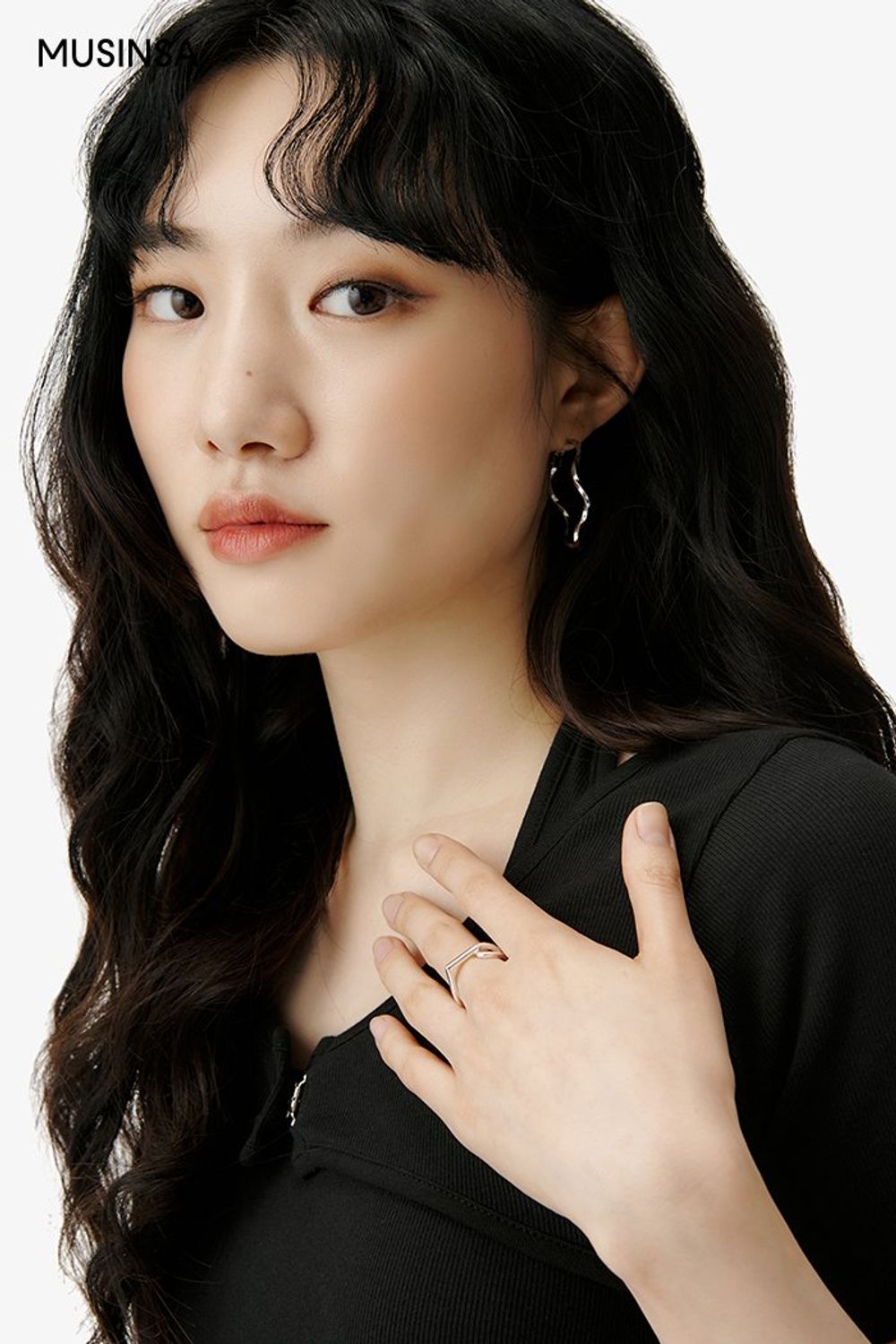레이어드 디테일의 탑과 카고 스커트의 조합으로 완성한 걸리시 룩 #심볼 #폭염 #짧치 #무더위 #스트링 #크롭 #홀터넥 #여름 #걸리시 #에디터_이민영