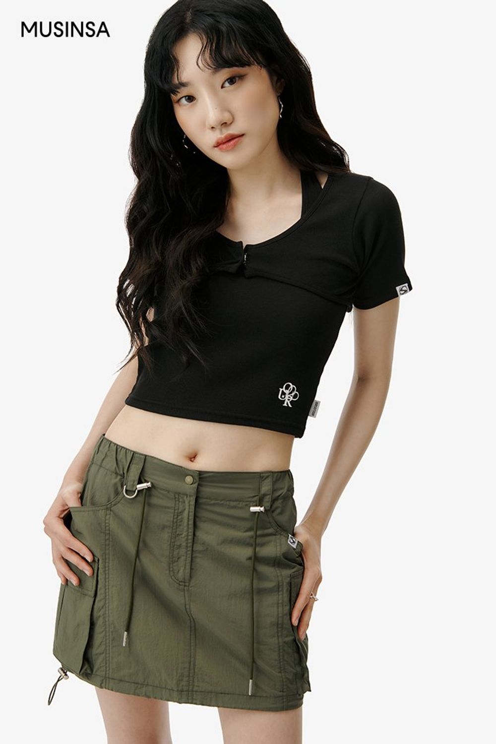 레이어드 디테일의 탑과 카고 스커트의 조합으로 완성한 걸리시 룩 #심볼 #폭염 #짧치 #무더위 #스트링 #크롭 #홀터넥 #여름 #걸리시 #에디터_이민영