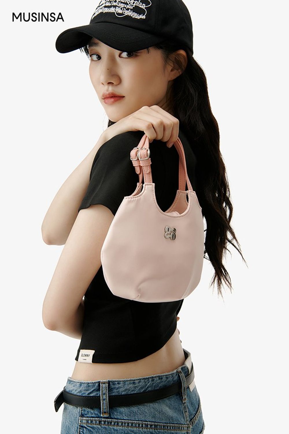 반소매 티셔츠에 데님 팬츠를 더하고 볼캡, 실버 컬러 샌들로 마무리한 캐주얼 룩 #심볼 #메탈릭 #워싱 #키높이 #여름 #캐주얼 #하트목걸이 #에디터_이민영