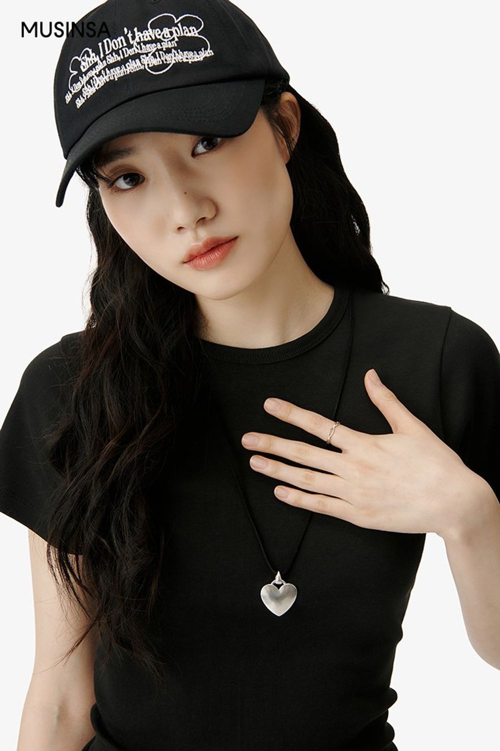 반소매 티셔츠에 데님 팬츠를 더하고 볼캡, 실버 컬러 샌들로 마무리한 캐주얼 룩 #심볼 #메탈릭 #워싱 #키높이 #여름 #캐주얼 #하트목걸이 #에디터_이민영