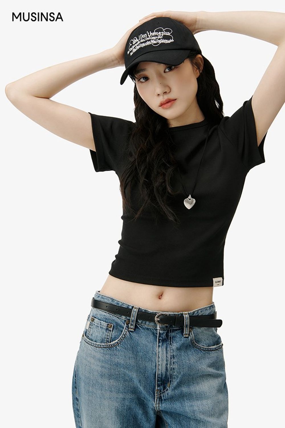 반소매 티셔츠에 데님 팬츠를 더하고 볼캡, 실버 컬러 샌들로 마무리한 캐주얼 룩 #심볼 #메탈릭 #워싱 #키높이 #여름 #캐주얼 #하트목걸이 #에디터_이민영