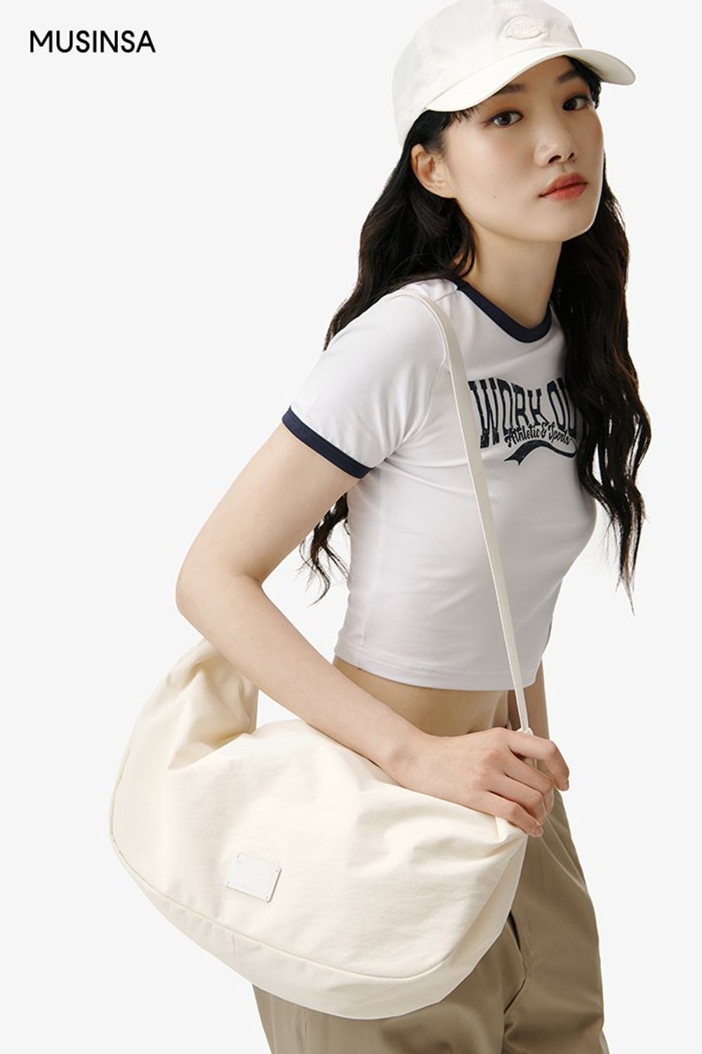 크롭 링거 티셔츠에 코튼 팬츠를 매치하고 볼캡, 스니커즈로 마무리한 캐주얼 룩 #꾸안꾸 #크롭 #여름 #캐주얼 #핀턱팬츠 #링거 #에디터_이민영