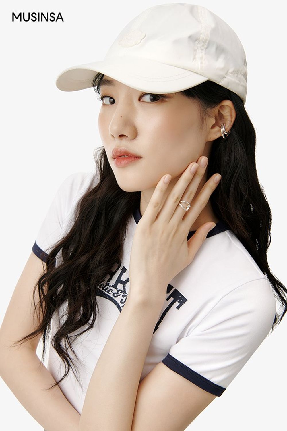 크롭 링거 티셔츠에 코튼 팬츠를 매치하고 볼캡, 스니커즈로 마무리한 캐주얼 룩 #꾸안꾸 #크롭 #여름 #캐주얼 #핀턱팬츠 #링거 #에디터_이민영