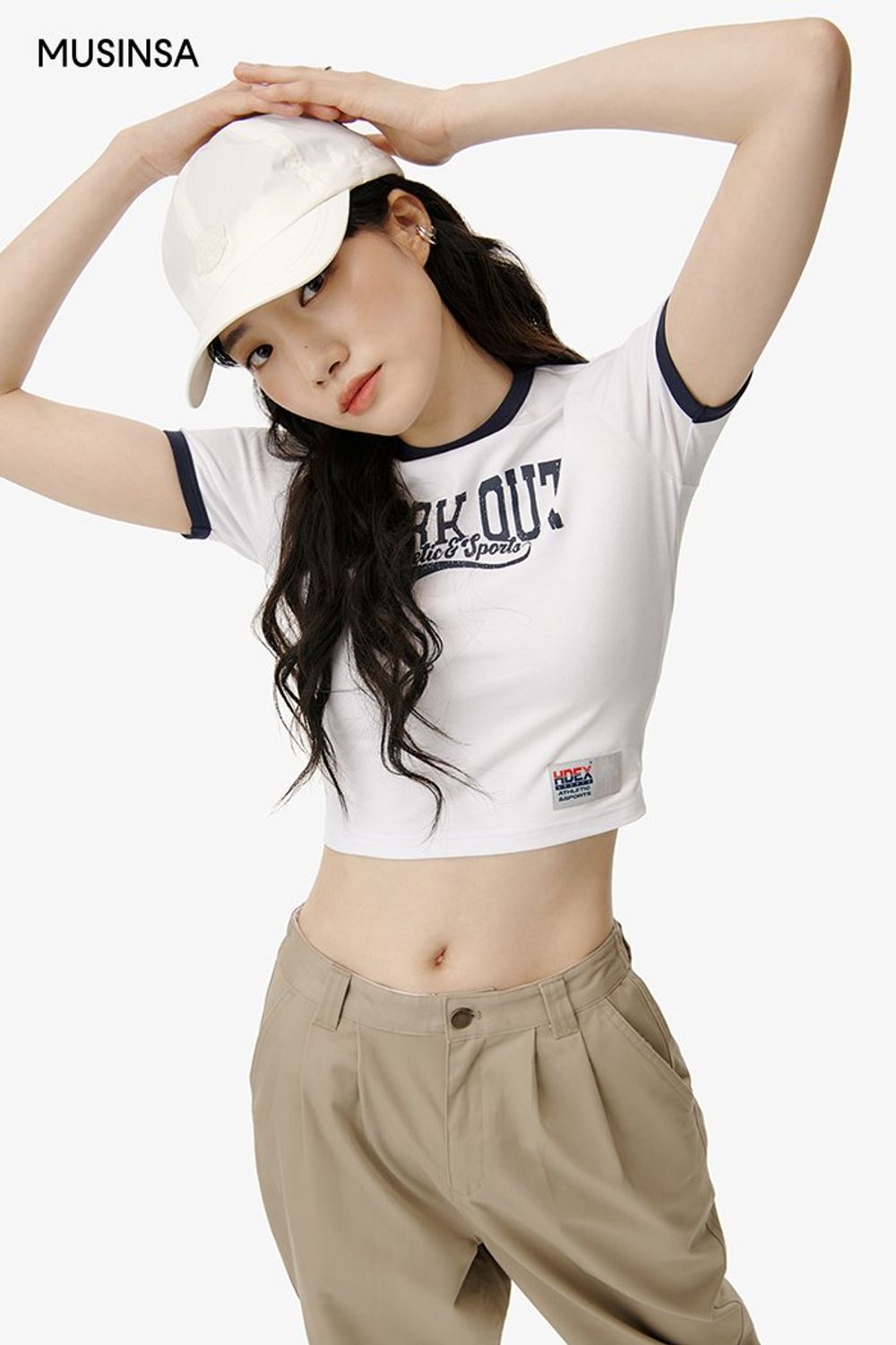 크롭 링거 티셔츠에 코튼 팬츠를 매치하고 볼캡, 스니커즈로 마무리한 캐주얼 룩 #꾸안꾸 #크롭 #여름 #캐주얼 #핀턱팬츠 #링거 #에디터_이민영