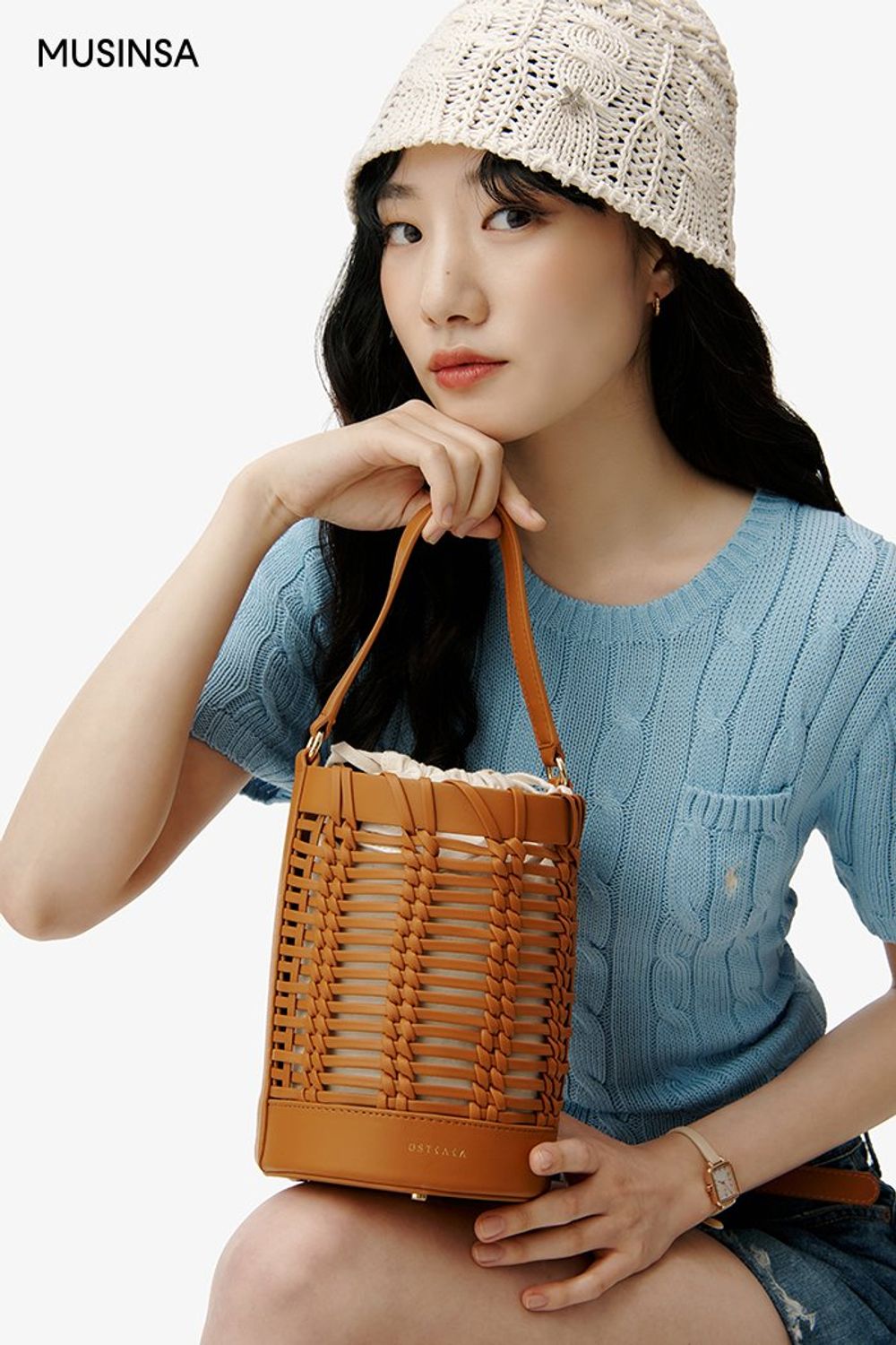 화사한 컬러의 니트에 숏 팬츠를 매치하고 버킷 백, 샌들로 마무리한 로맨틱 룩 #화사한 #워싱 #여름 #캐주얼 #데님 #버킷백 #여름모자 #에디터_이민영
