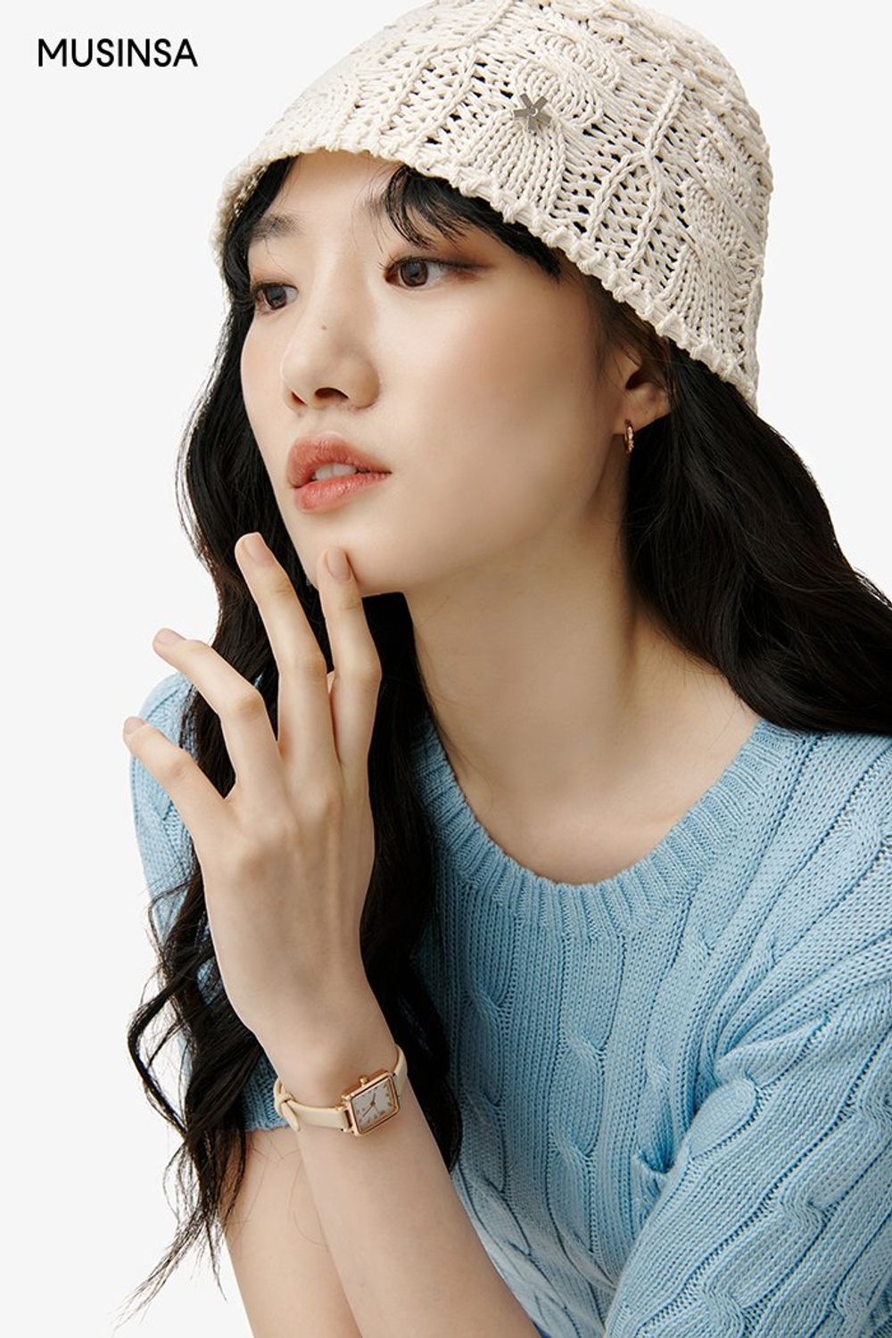 화사한 컬러의 니트에 숏 팬츠를 매치하고 버킷 백, 샌들로 마무리한 로맨틱 룩 #화사한 #워싱 #여름 #캐주얼 #데님 #버킷백 #여름모자 #에디터_이민영
