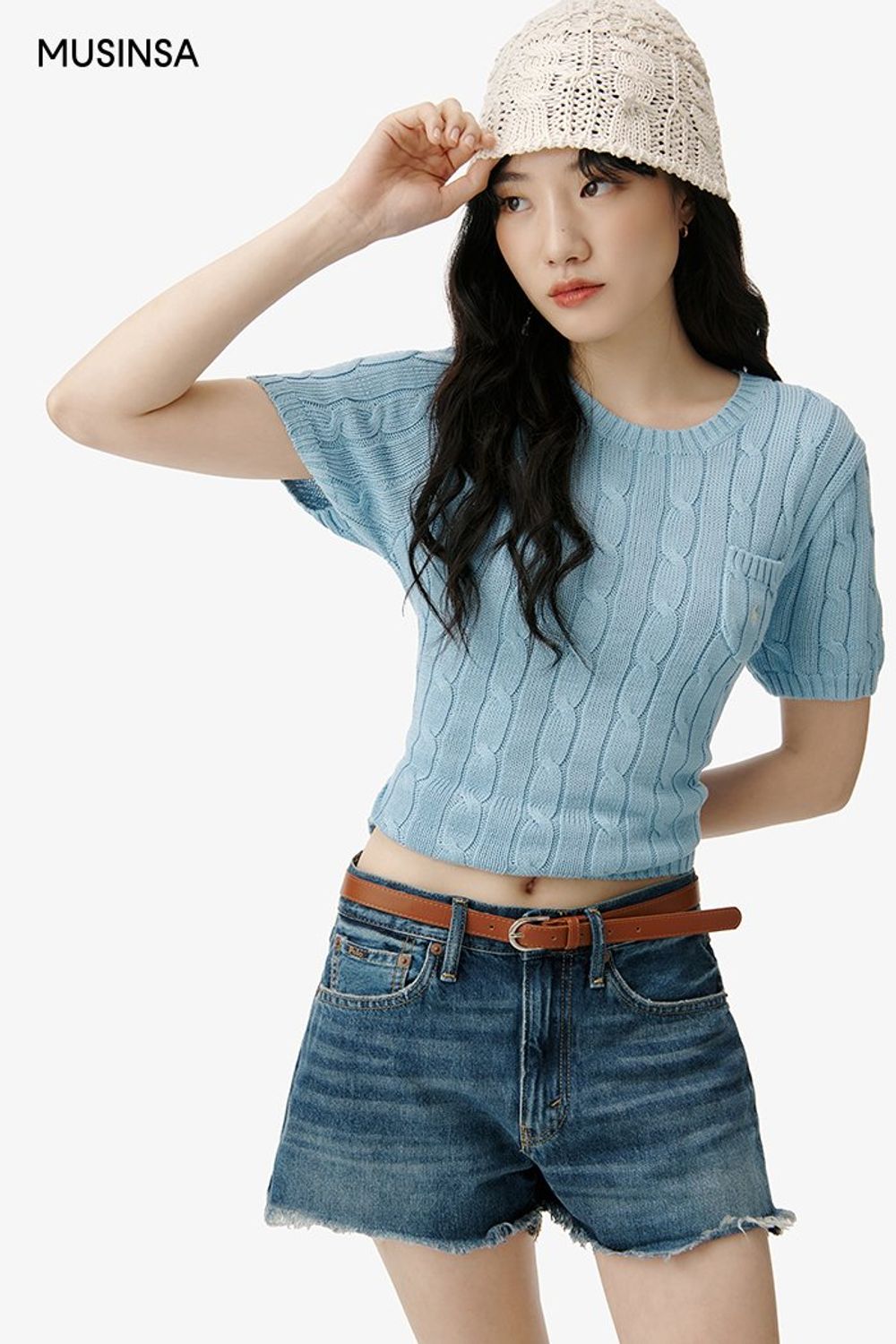화사한 컬러의 니트에 숏 팬츠를 매치하고 버킷 백, 샌들로 마무리한 로맨틱 룩 #화사한 #워싱 #여름 #캐주얼 #데님 #버킷백 #여름모자 #에디터_이민영