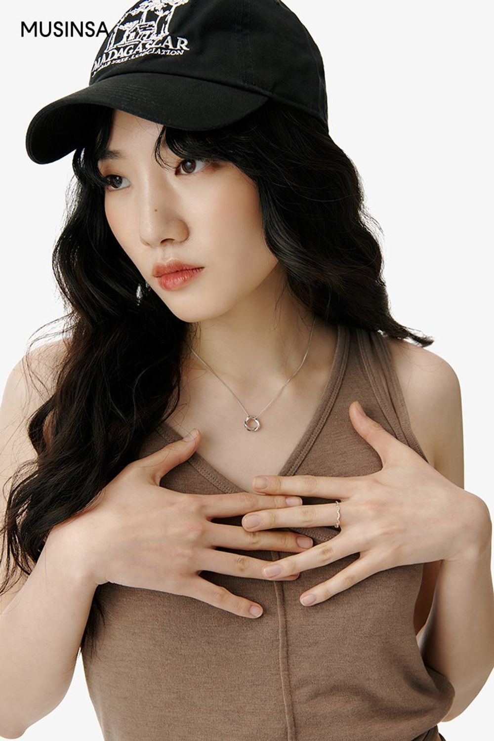 레이어드 디테일의 슬리브리스에 와이드 팬츠를 더해 완성한 캐주얼 코디네이션 #와이드핏 #크롭 #여름 #캐주얼 #레이어드 #테슬 #뉴트럴 #에디터_이민영