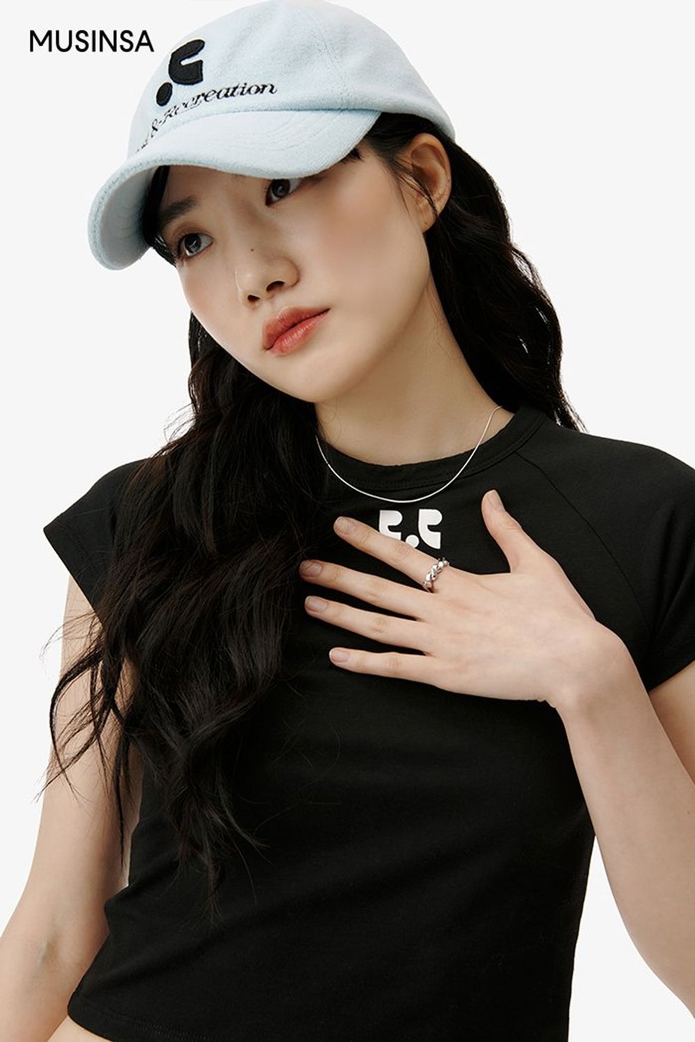 편안한 무드의 반소매 티셔츠와 조거 팬츠를 함께 입고 실버 컬러 숄더백으로 완성한 캐주얼 룩 #심볼 #메탈릭 #꾸안꾸 #크롭 #여름 #캐주얼 #조거팬츠 #실버백 #에디터_이민영
