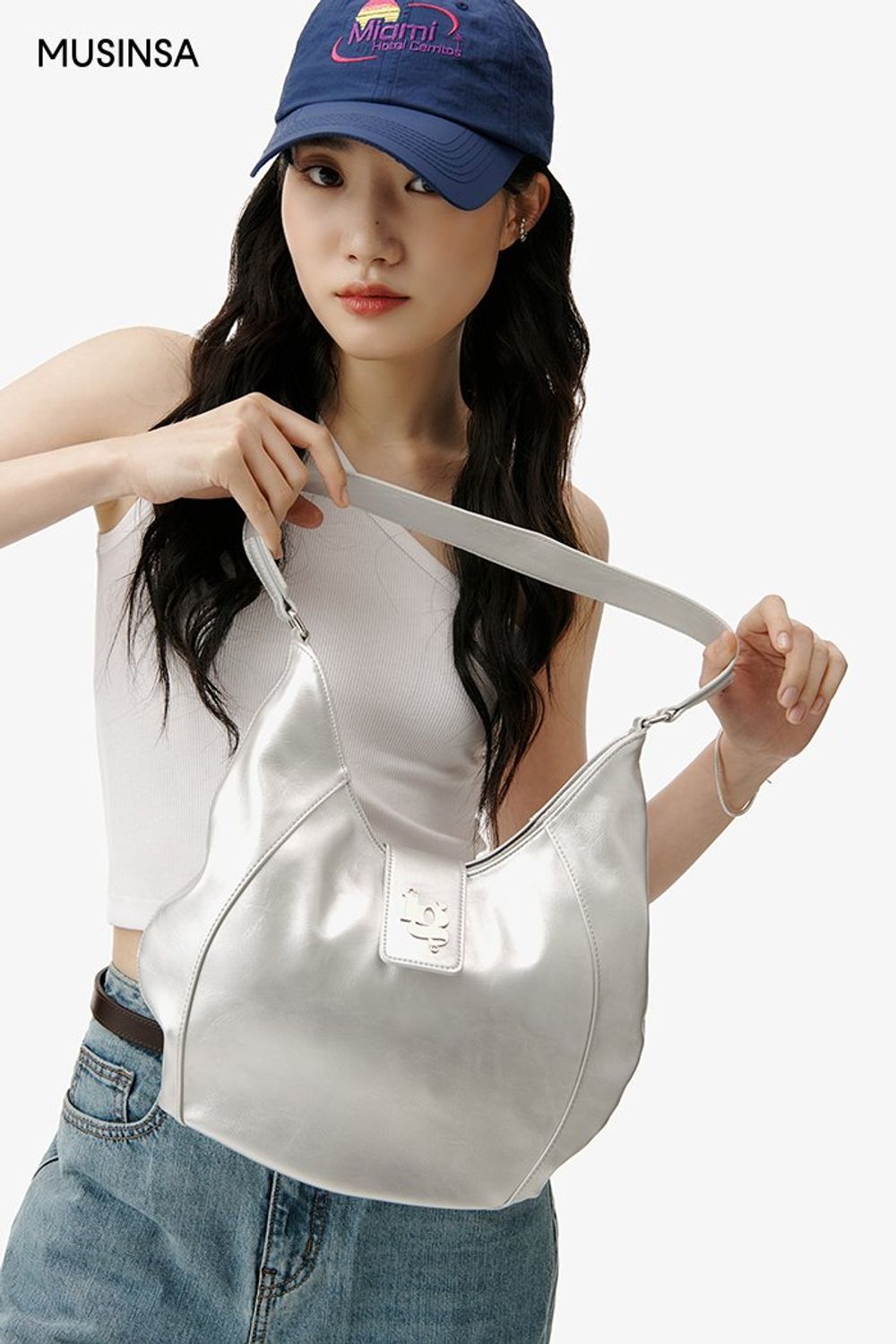 원 숄더 탑과 데님 팬츠의 조합으로 캐주얼하게 연출한 코디네이션 #메탈릭 #워싱 #크롭 #여름 #캐주얼 #원숄더 #실버백 #에디터_이민영