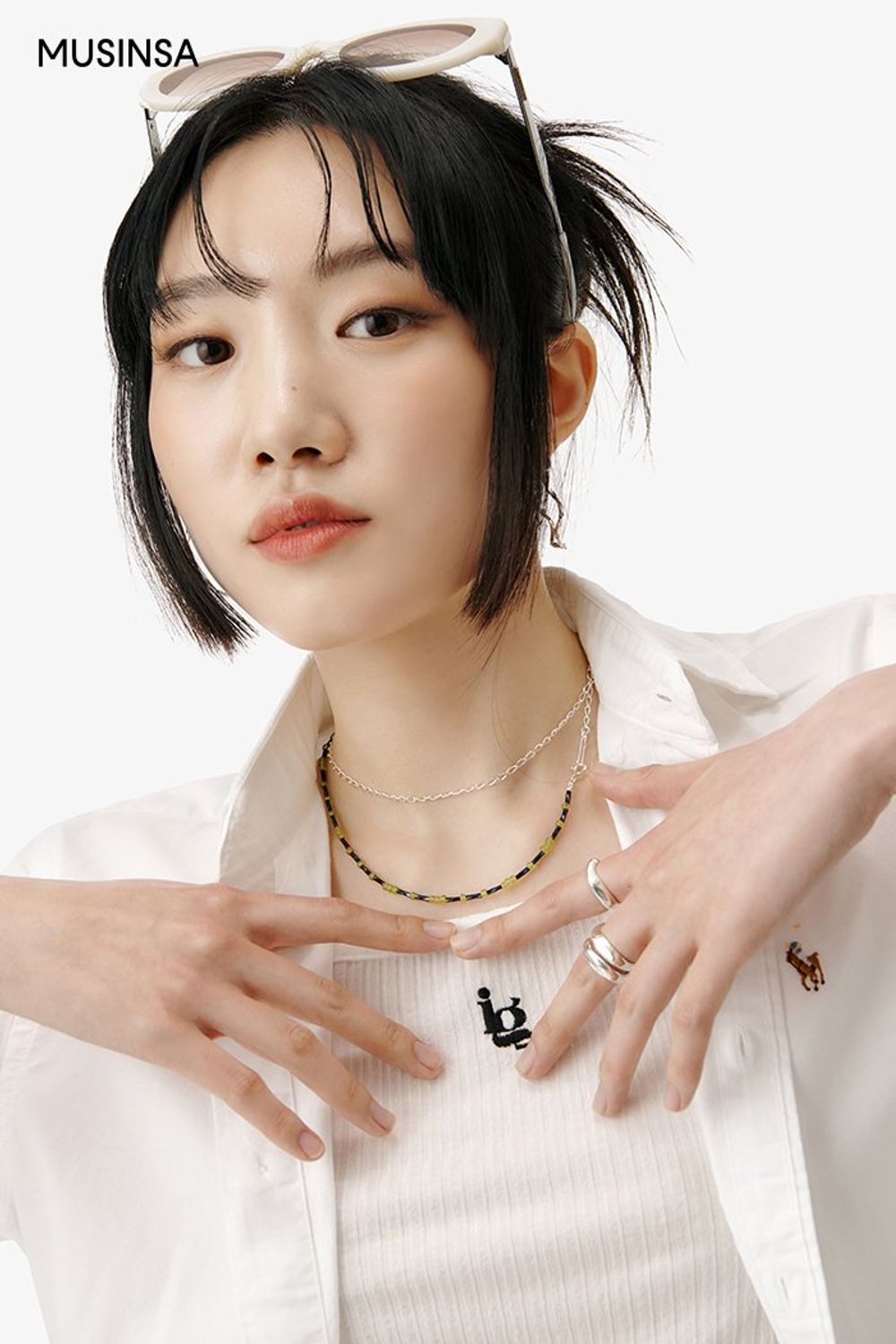 화이트 셔츠에 스트라이프 패턴이 돋보이는 숏 팬츠를 매치하고 선글라스, 샌들로 마무리한 로맨틱 스타일링 #심볼 #여행 #여름 #로맨틱 #바캉스 #셔츠코디 #에디터_이민영