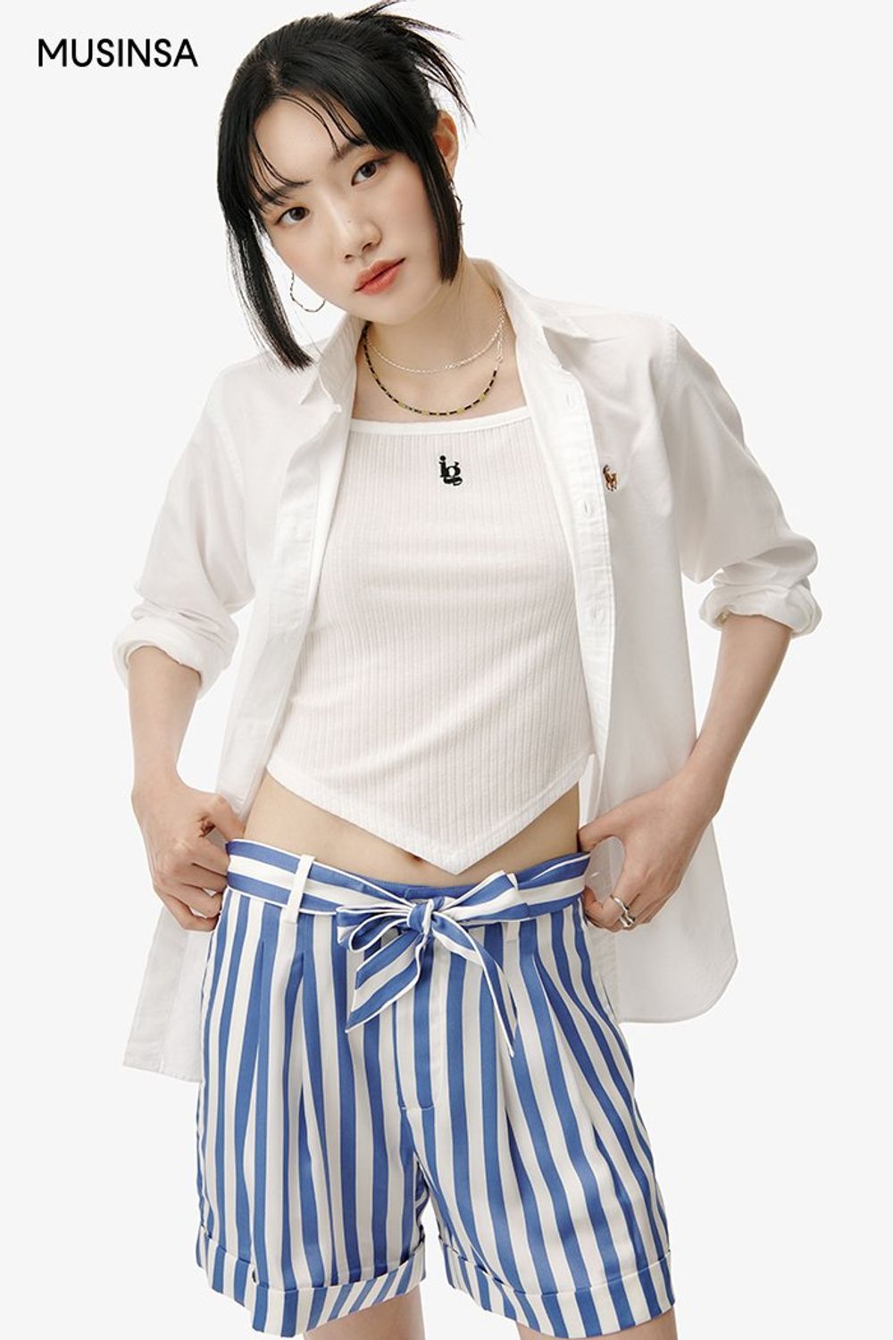화이트 셔츠에 스트라이프 패턴이 돋보이는 숏 팬츠를 매치하고 선글라스, 샌들로 마무리한 로맨틱 스타일링 #심볼 #여행 #여름 #로맨틱 #바캉스 #셔츠코디 #에디터_이민영
