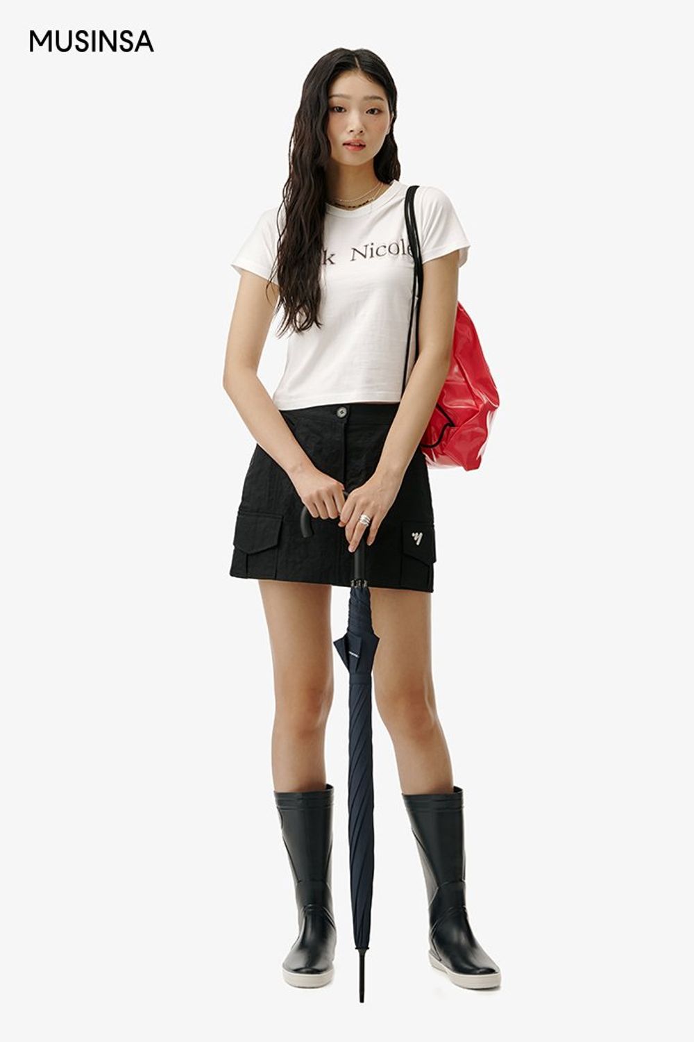 레터링 티셔츠와 카고 미니스커트를 함께 입고 레인 부츠로 연출한 비 오는 날 코디 #레터링 #비 #컬러포인트 #짧치 #여름 #캐주얼 #레인부츠 #장마코디 #에디터_이민영