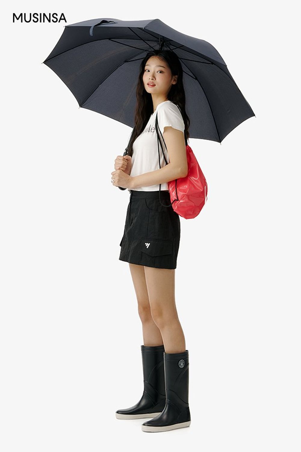 레터링 티셔츠와 카고 미니스커트를 함께 입고 레인 부츠로 연출한 비 오는 날 코디 #레터링 #비 #컬러포인트 #짧치 #여름 #캐주얼 #레인부츠 #장마코디 #에디터_이민영