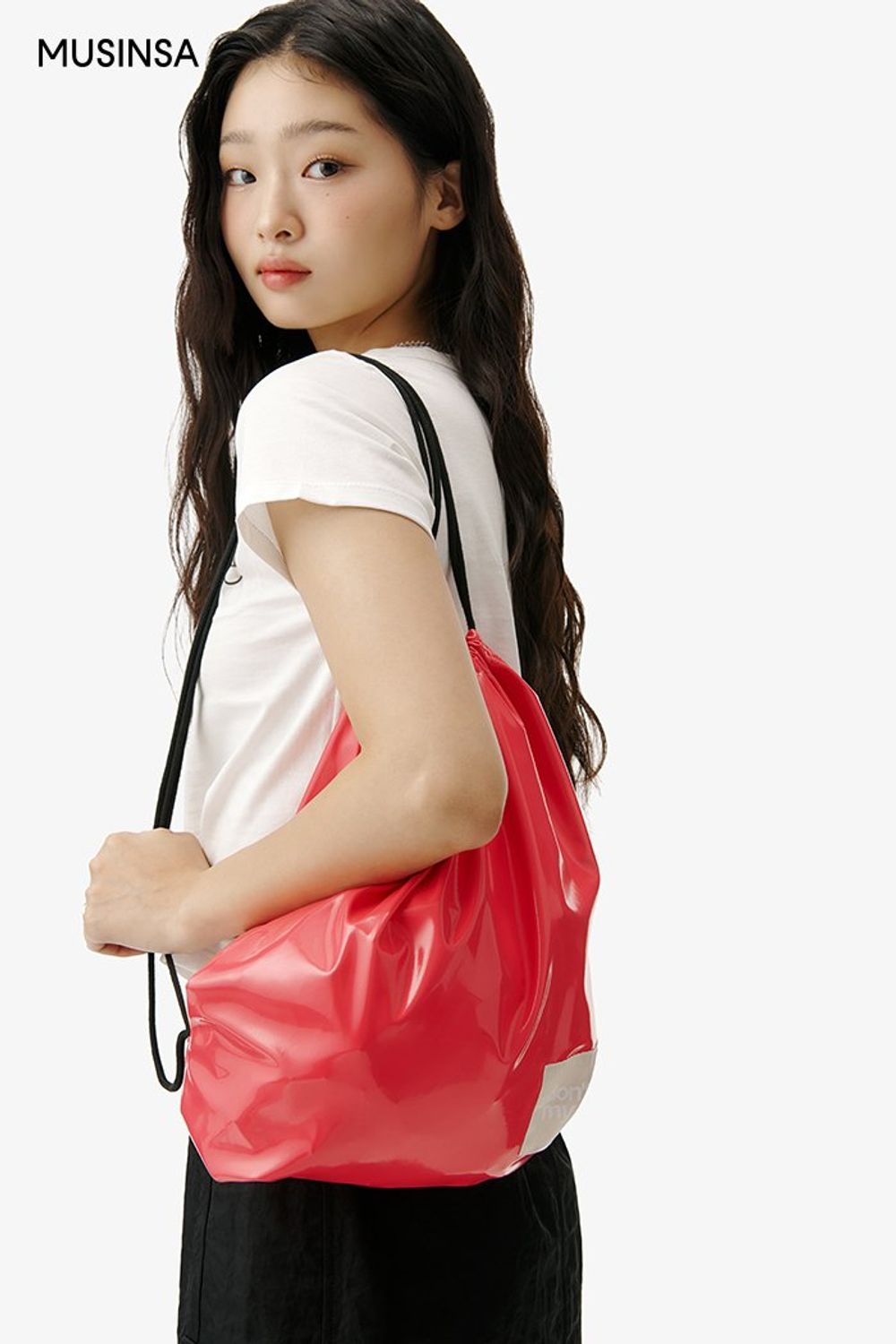 레터링 티셔츠와 카고 미니스커트를 함께 입고 레인 부츠로 연출한 비 오는 날 코디 #레터링 #비 #컬러포인트 #짧치 #여름 #캐주얼 #레인부츠 #장마코디 #에디터_이민영