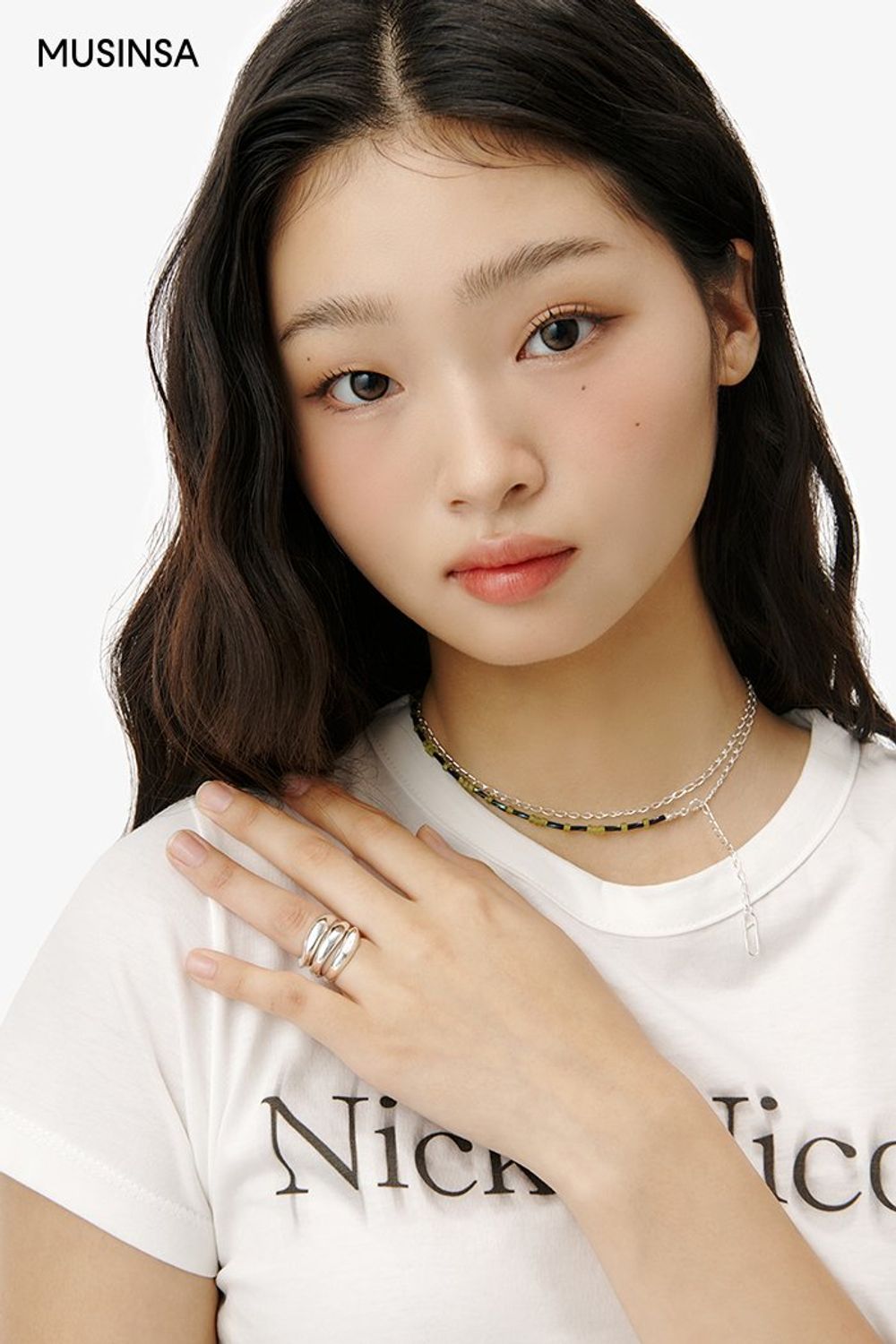 레터링 티셔츠와 카고 미니스커트를 함께 입고 레인 부츠로 연출한 비 오는 날 코디 #레터링 #비 #컬러포인트 #짧치 #여름 #캐주얼 #레인부츠 #장마코디 #에디터_이민영