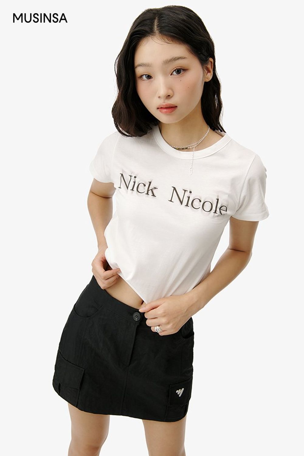 레터링 티셔츠와 카고 미니스커트를 함께 입고 레인 부츠로 연출한 비 오는 날 코디 #레터링 #비 #컬러포인트 #짧치 #여름 #캐주얼 #레인부츠 #장마코디 #에디터_이민영