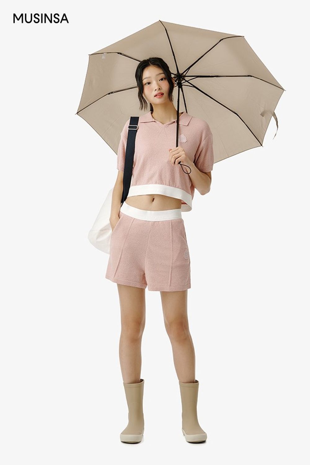 부클 카라 티셔츠와 숏 팬츠를 셋업으로 스타일링하고 레인 부츠로 마무리한 캐주얼 룩 #비 #셋업코디 #테리 #무더위 #크롭 #여름 #캐주얼 #레인부츠 #장마코디 #에디터_이민영