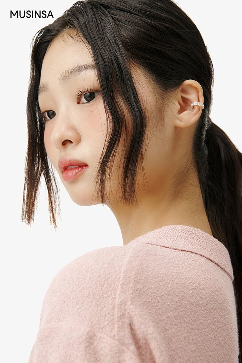 부클 카라 티셔츠와 숏 팬츠를 셋업으로 스타일링하고 레인 부츠로 마무리한 캐주얼 룩 #비 #셋업코디 #테리 #무더위 #크롭 #여름 #캐주얼 #레인부츠 #장마코디 #에디터_이민영