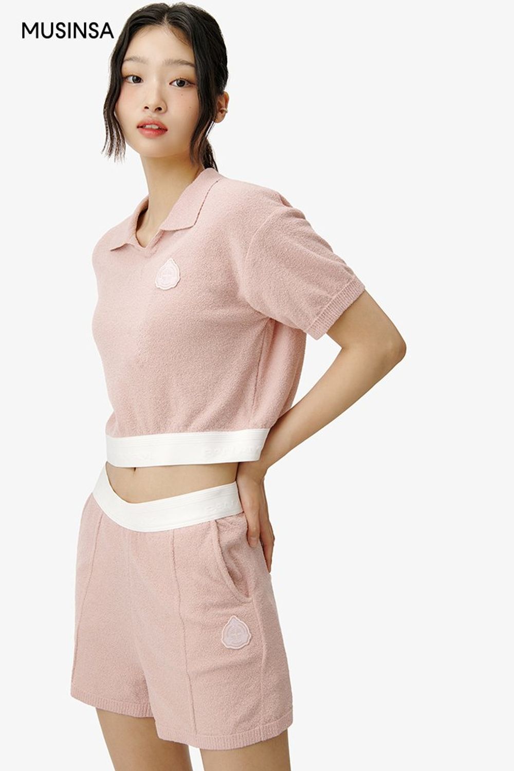 부클 카라 티셔츠와 숏 팬츠를 셋업으로 스타일링하고 레인 부츠로 마무리한 캐주얼 룩 #비 #셋업코디 #테리 #무더위 #크롭 #여름 #캐주얼 #레인부츠 #장마코디 #에디터_이민영