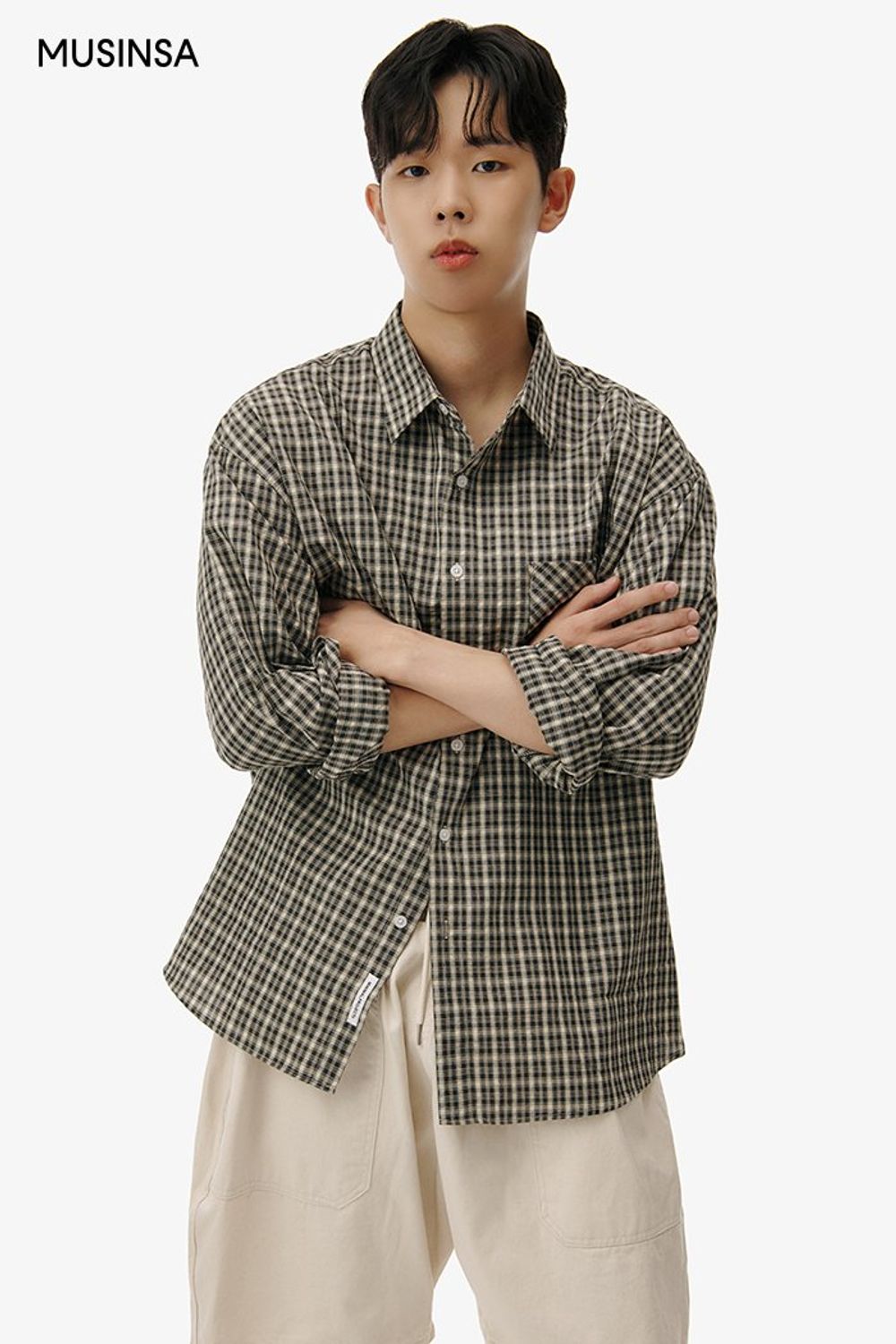 오버 핏 체크 셔츠와 베이식한 무드의 숏 팬츠를 매치하고 백팩과 스니커즈로 완성한 캐주얼 스타일링 #환절기 #신학기 #여름 #캐주얼 #캠퍼스룩 #체크셔츠 #에디터_이민영