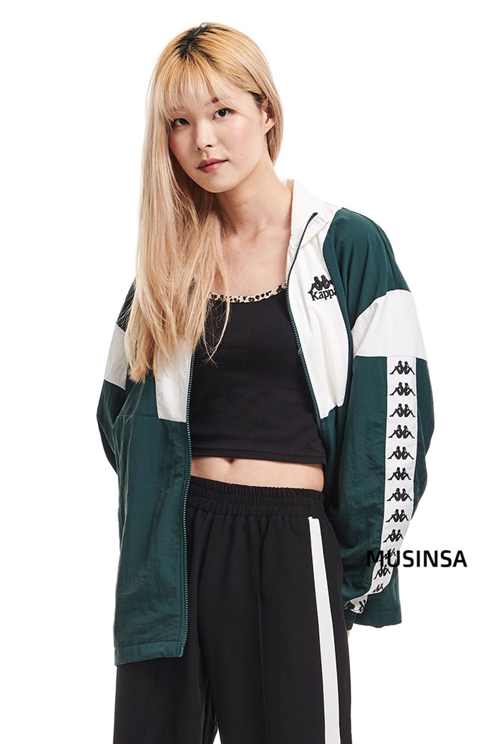 크롭 톱과 슬랙스에 여유로운 핏의 스포티한 재킷으로 완성한 스트릿 캐주얼 룩 #여름 #스트릿