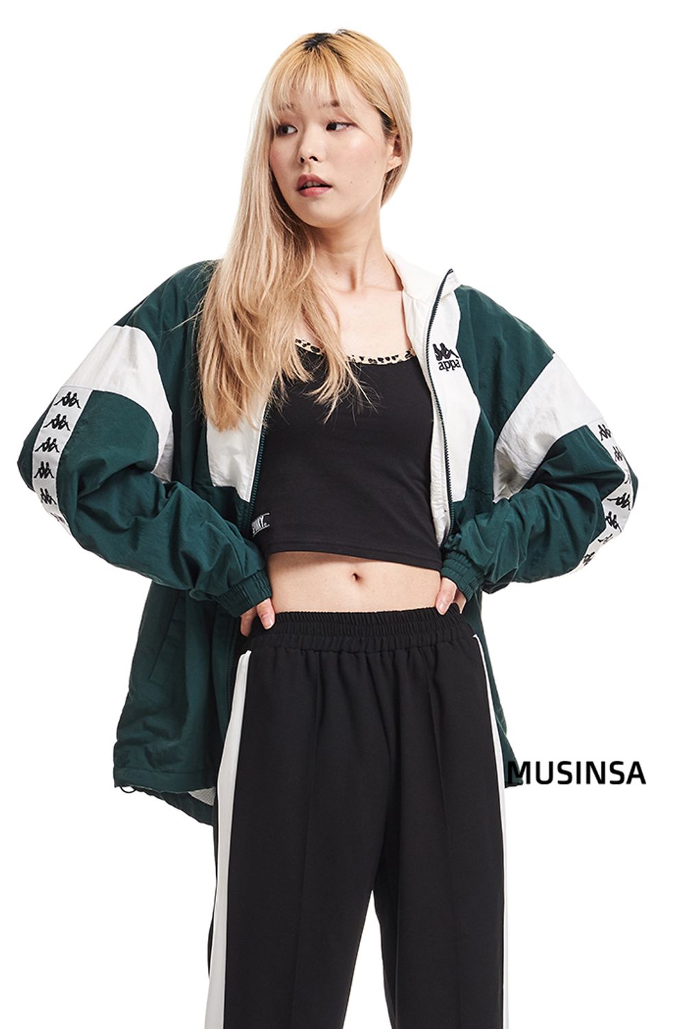크롭 톱과 슬랙스에 여유로운 핏의 스포티한 재킷으로 완성한 스트릿 캐주얼 룩 #여름 #스트릿