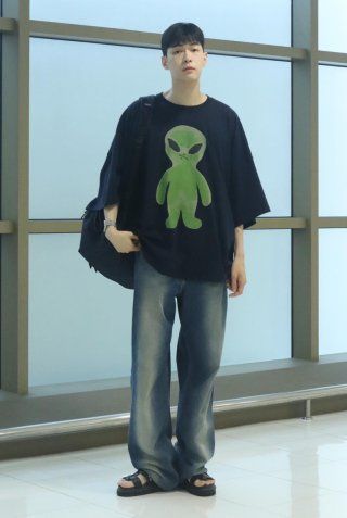 HOODHOOD ♥ BLACK ALIEN GRAPHIC OVERFIT T-SHIRT Alien graphic overfit half sleeve T-shirt - HOODHOOD | 60