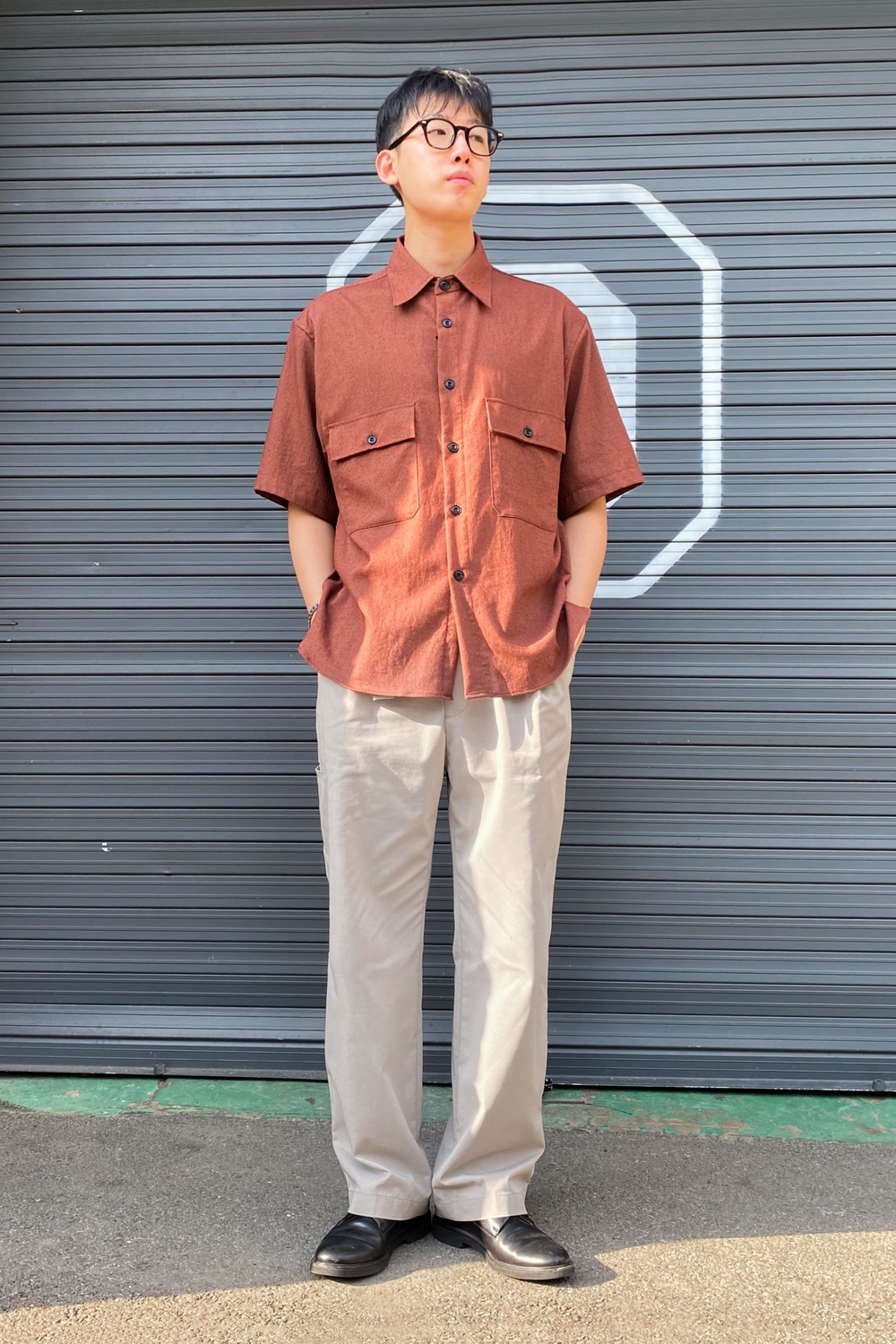 오버핏 포켓 셔츠 BRICK BROWN - L 사이즈 벨티드 플리티드 팬츠 GREY BEIGE - M 사이즈 착용하였습니다.