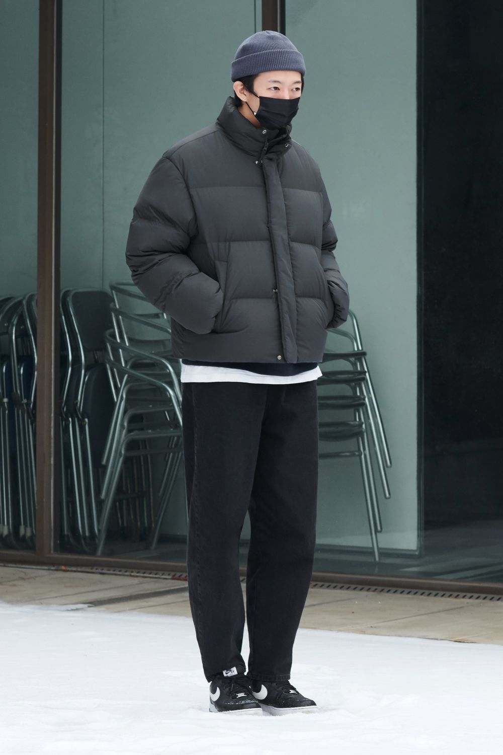 안녕하세요 무신사 스탠다드 입니다. [무신사 스탠다드] 구스 다운 푸퍼 숏 패딩 재킷 [다크 그레이] - L size 를 착용했습니다.