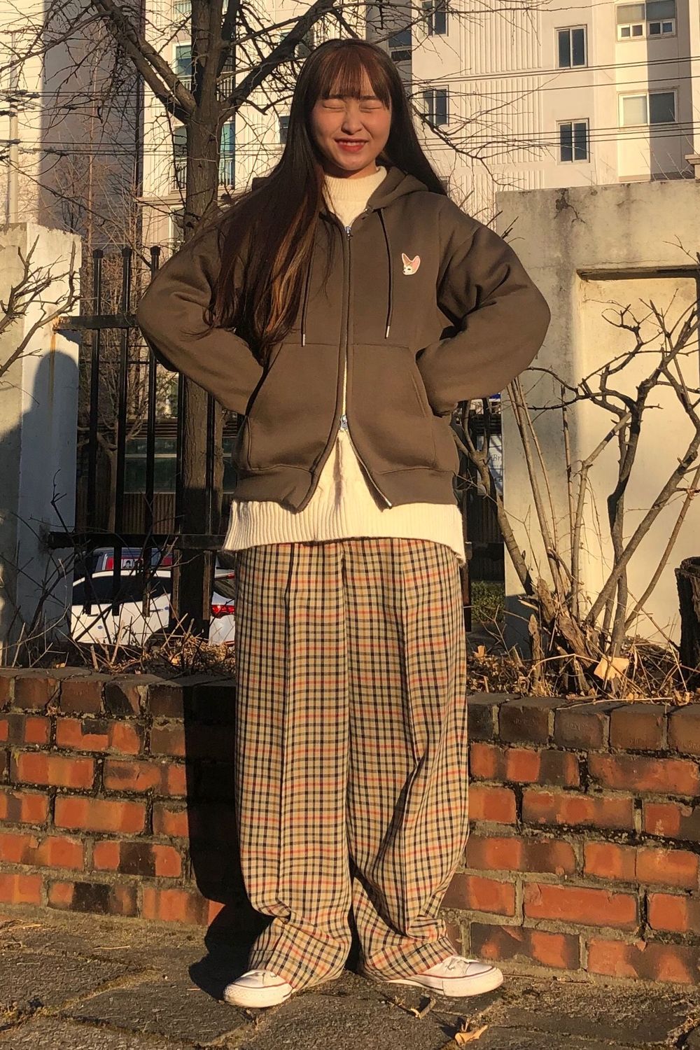샐러드볼즈의 20FW 시즌은 보일러가 고장 난 우리 집, 따뜻한 옷에 의존해 함께 하는 나 홀로 겨울나기 재택근무, 빨래, 귤 까먹기, 옷장 정리, 잠자기 등 샐러드볼즈와 함께하는 집에서 보내는 겨울 홈캉스. 쌀쌀한 날씨 여