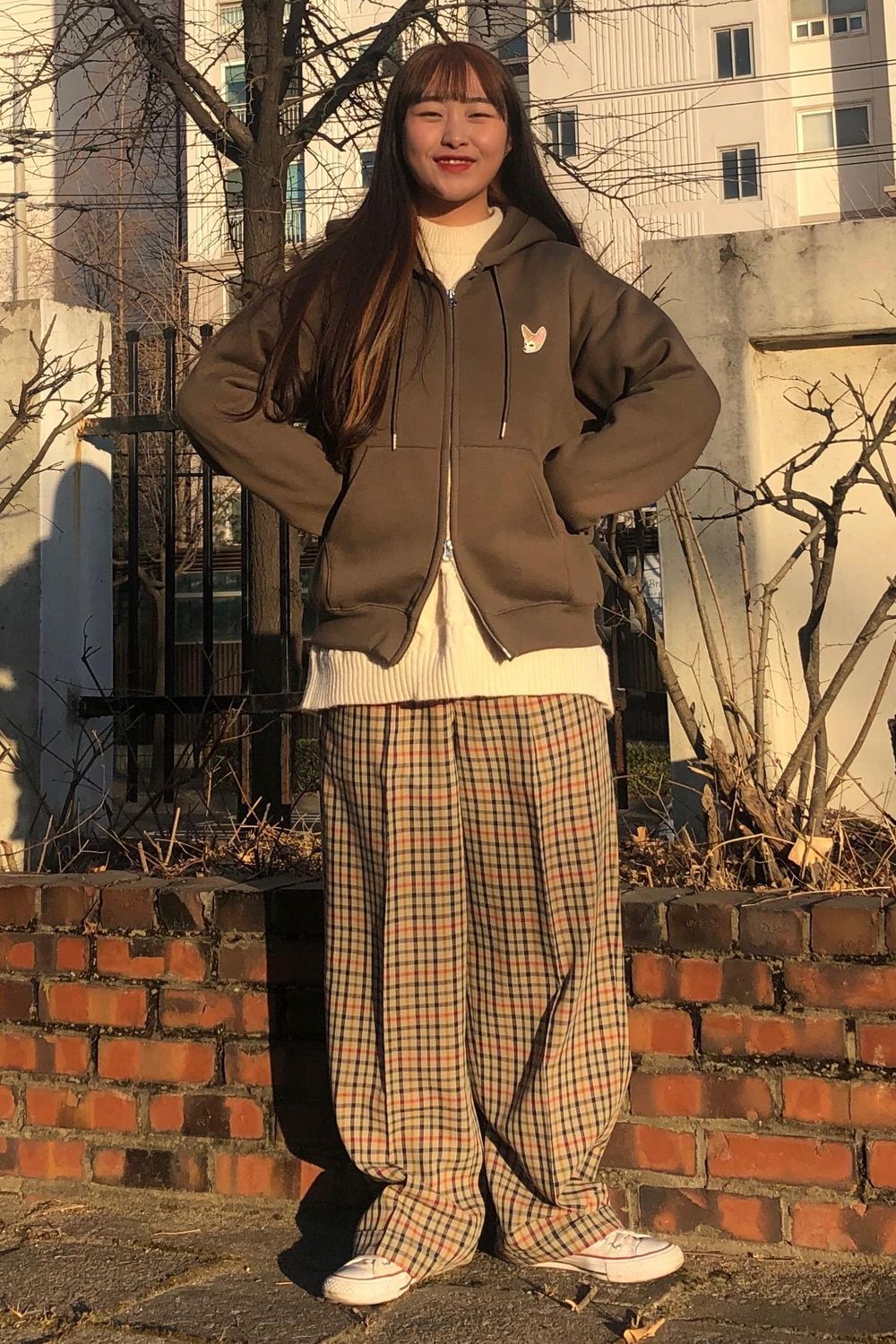 샐러드볼즈의 20FW 시즌은 보일러가 고장 난 우리 집, 따뜻한 옷에 의존해 함께 하는 나 홀로 겨울나기 재택근무, 빨래, 귤 까먹기, 옷장 정리, 잠자기 등 샐러드볼즈와 함께하는 집에서 보내는 겨울 홈캉스. 쌀쌀한 날씨 여